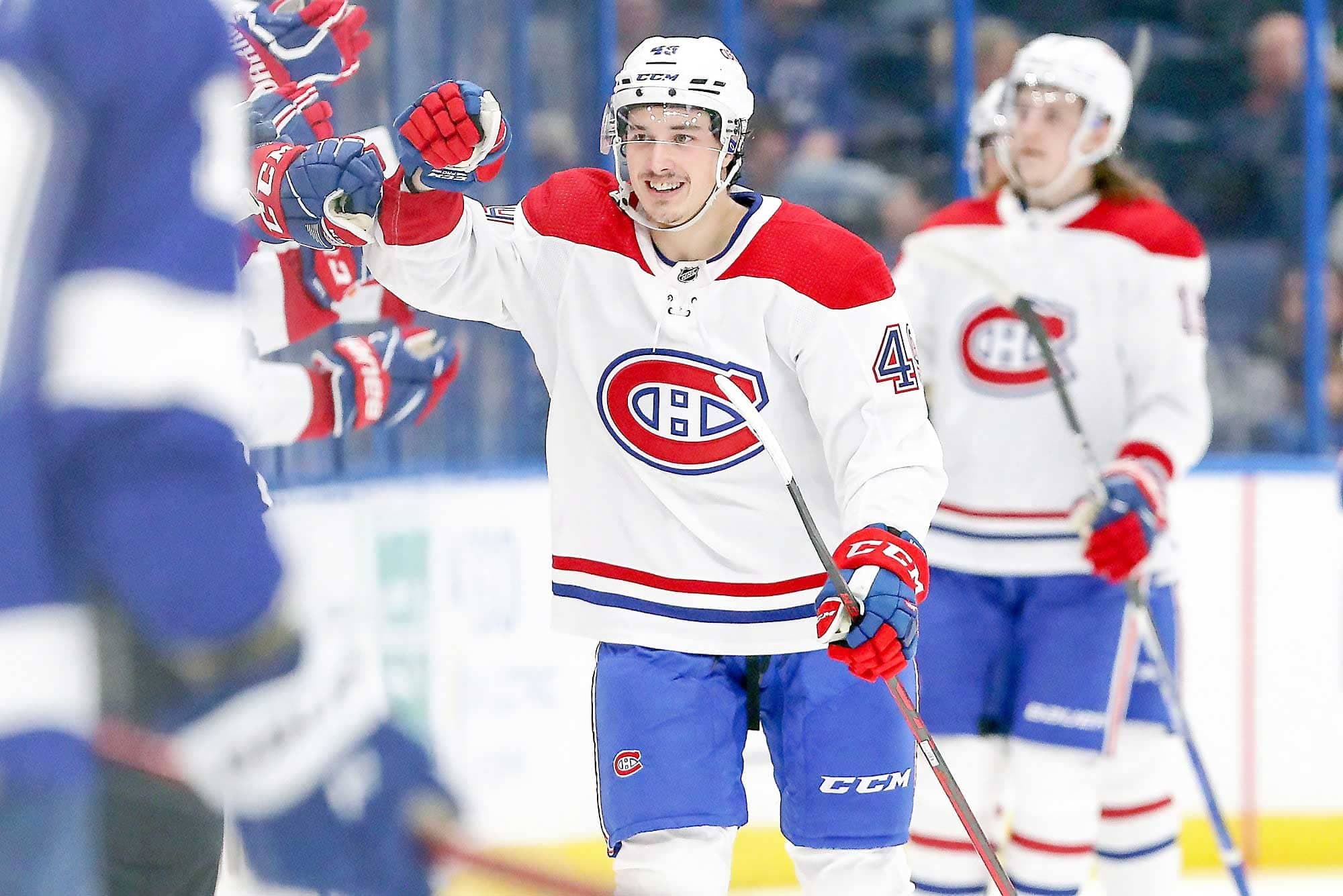 Rafaël Harvey-Pinard recevant les félicitations de ses coéquipiers après avoir marqué contre le Lightning en décembre dernier à Tampa Bay.