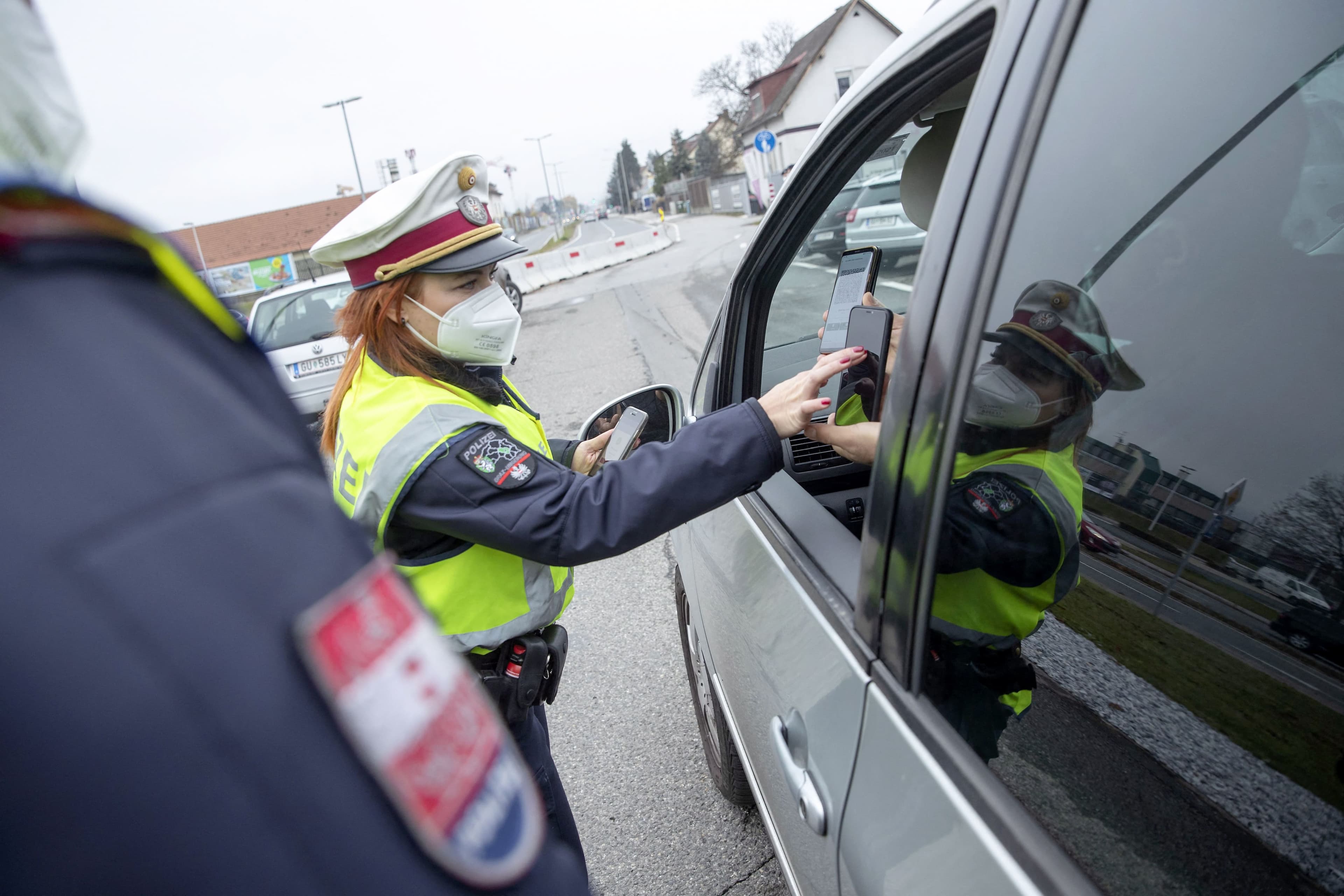 À Graz, en Autriche, une policière vérifie le certificat de vaccination d’un citoyen, le mois dernier, alors que le pays avait imposé un confinement aux non-vaccinés.
