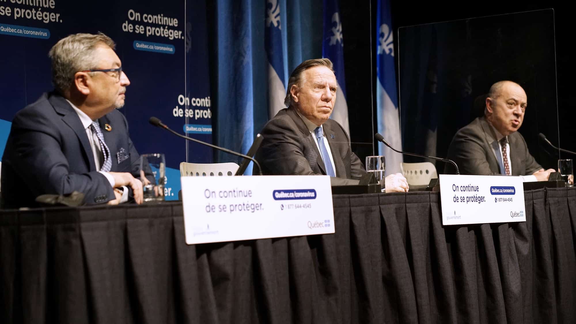 Le premier ministre François Legault a annoncé une série de nouvelles mesures sanitaires jeudi, lors d’un point de presse à Montréal. Il était accompagné du Dr Horacio Arruda (à gauche) et du ministre Christian Dubé (à droite).