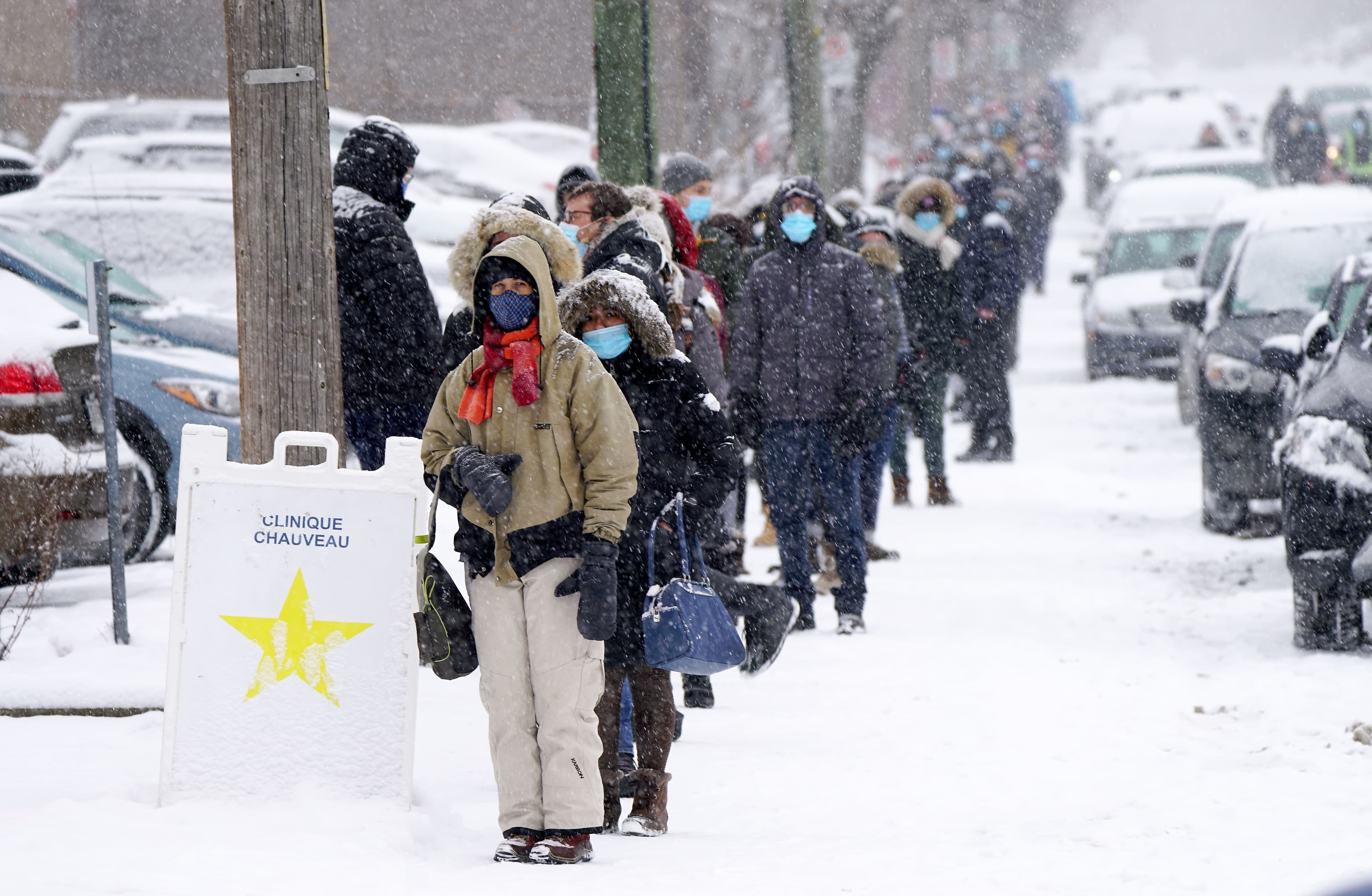 La file dehors semblait interminable dimanche à la clinique Chauveau, dans l’est de Montréal, avec des heures d’attente.