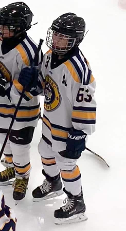 Zakk, 12 ans, est atteint du syndrome Gilles de la Tourette et d’un TDAH, mais jouer au hockey lui permet de faire partie d’un groupe.