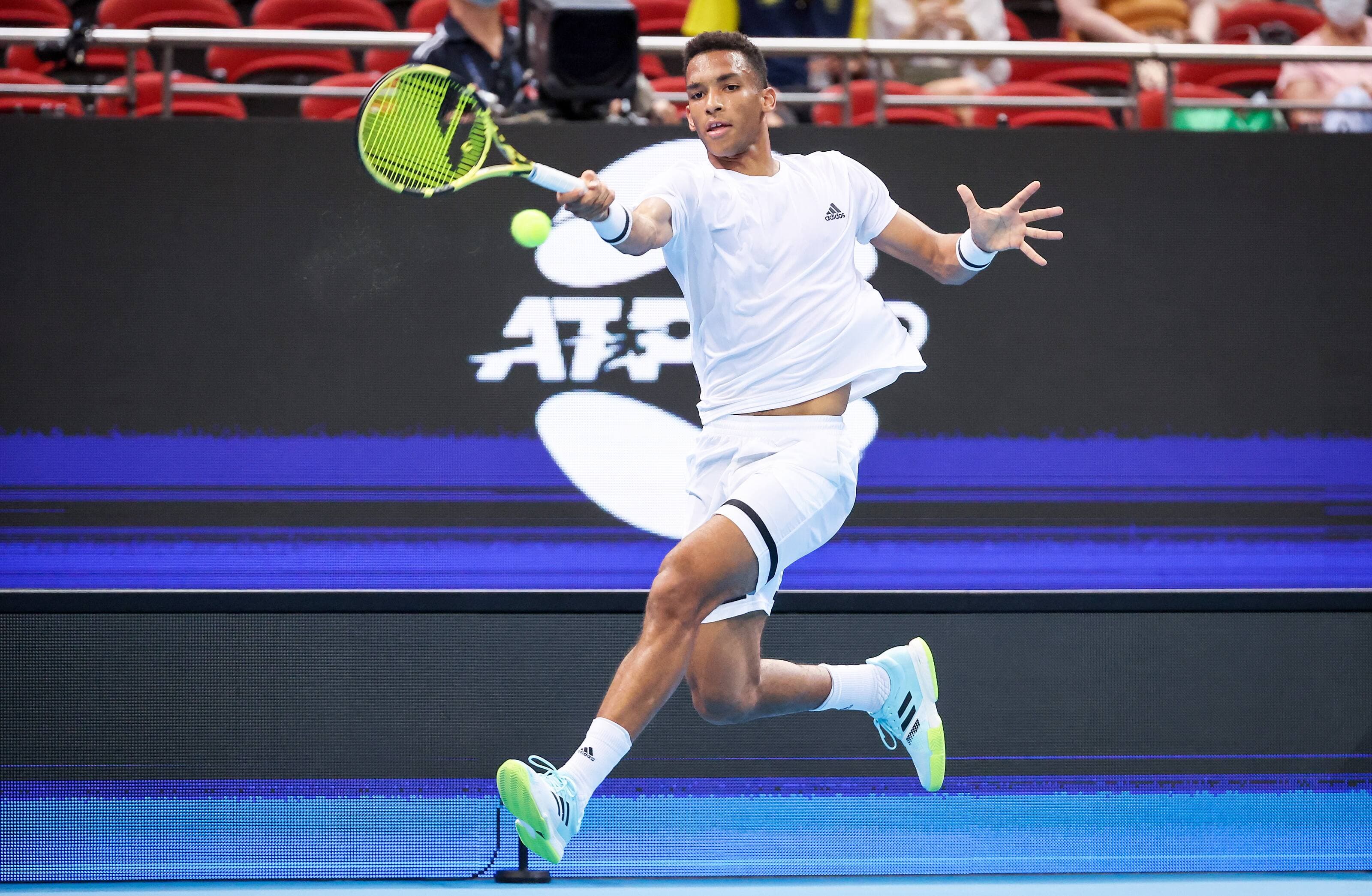 Le Québécois Félix Auger-Aliassime frappe un coup droit dans son match de simple perdu 6-7 (6), 6-4 et 6-4 face à l’Américain Taylor Fritz, hier, lors de la deuxième journée de la Coupe ATP, à l’Aréna Qudos de Sydney, en Australie.