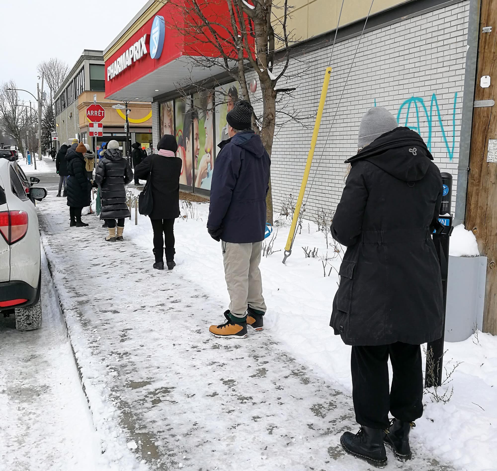Des centaines de Montréalais avaient fait la file devant cette pharmacie de la rue Wellington, le 20 décembre, dans l’espoir d’obtenir une trousse de tests rapides.