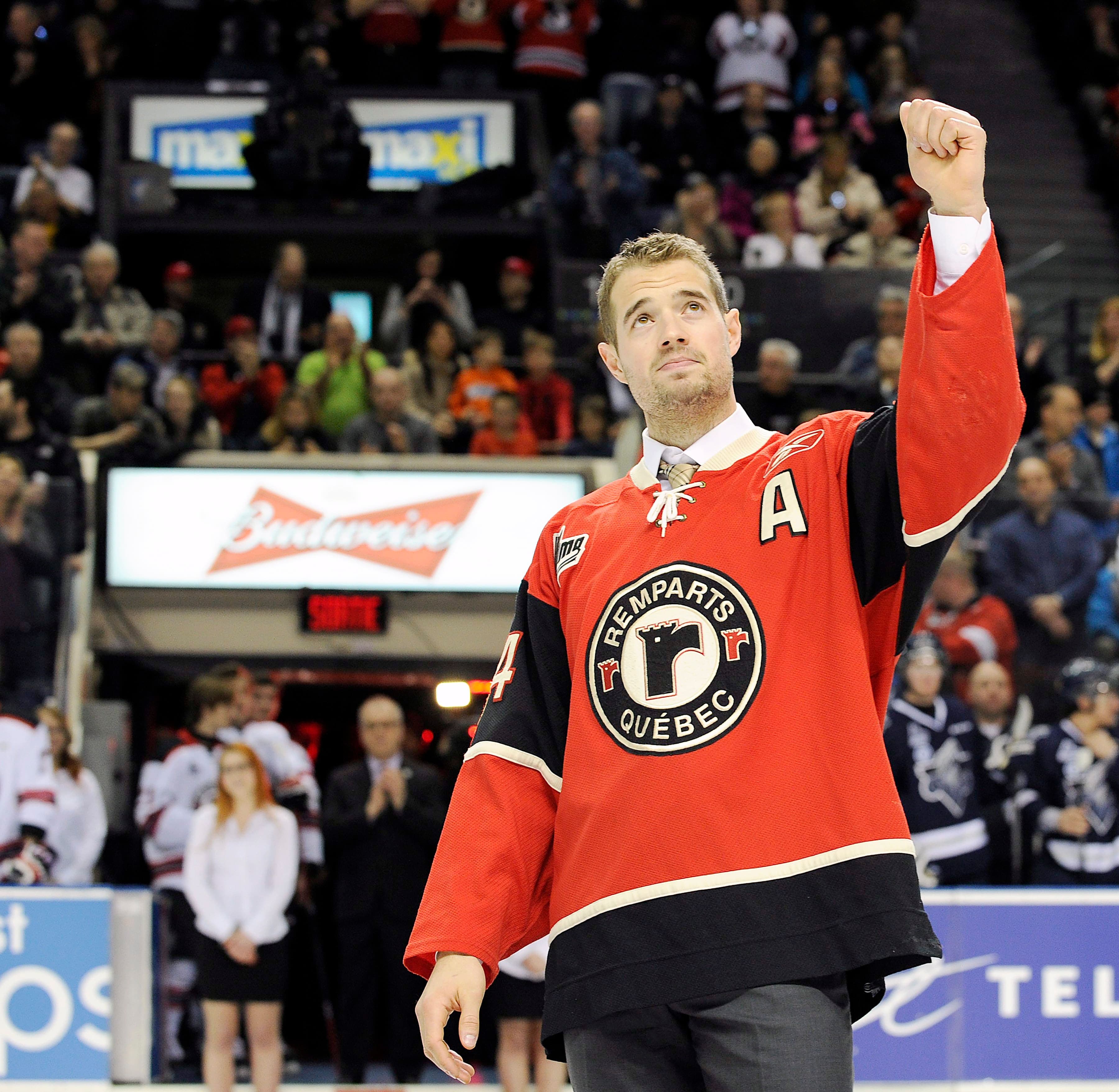 Marc-Édouard Vlasic a été honoré par les Remparts, en mars 2015.
