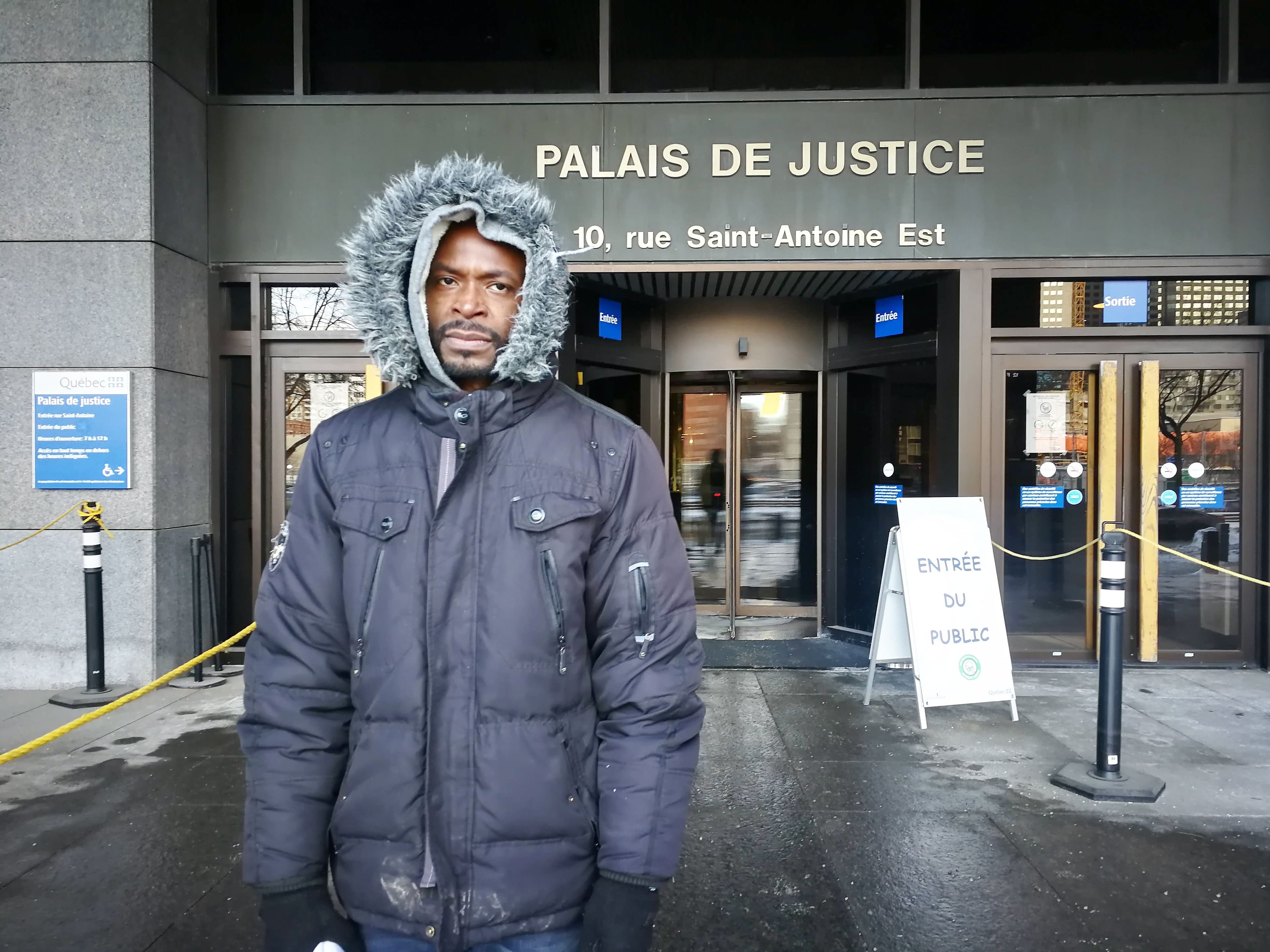 Le complotiste François Amalega Bitondo, vendredi, devant le palais de justice de Montréal.