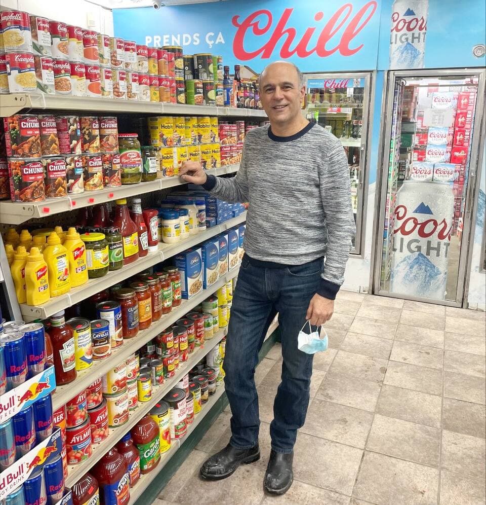 Albert Sleiman dans un de ses dépanneurs, à Joliette. Le commerçant en possède six et qualifie de « cadeau » la décision de fermer la plupart des autres commerces le dimanche.