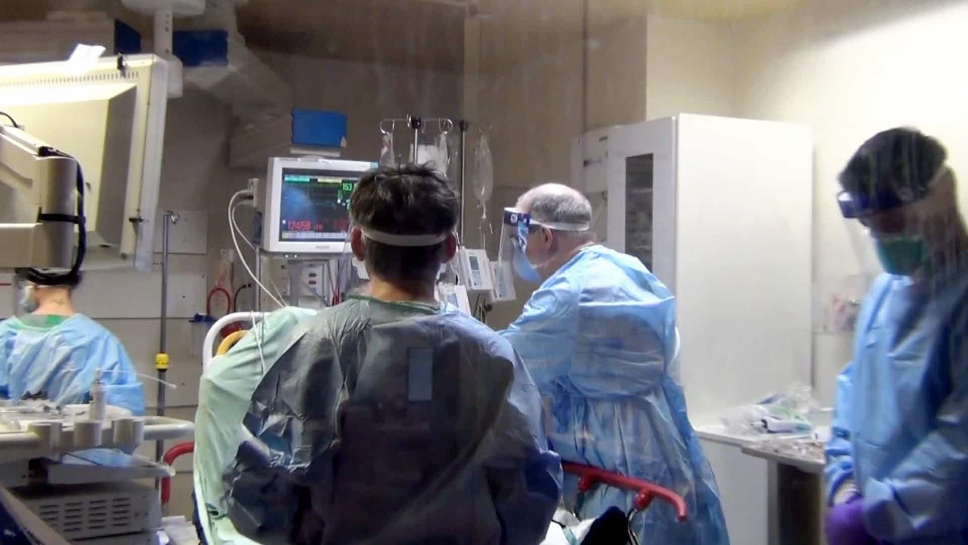 Les soins intensifs sont encore plus engorgés par les cas de COVID-19 de la cinquième vague qu’à la même période en 2021, comme ici lors d’une intervention en début d’année dernière à l’Hôpital du Sacré-Cœur de Montréal.