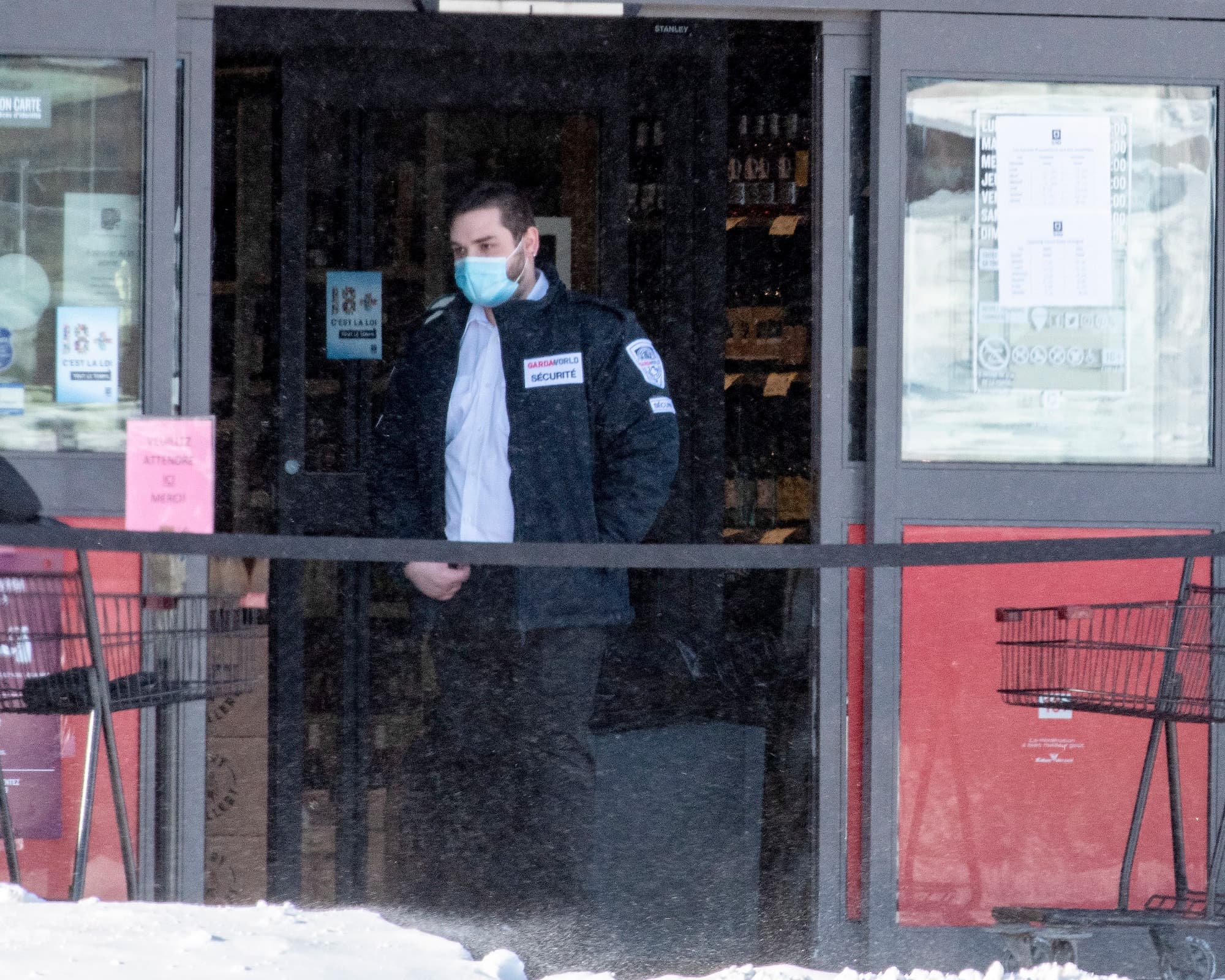 Des agents de sécurité issus du privé aident, depuis une semaine, les employés permanents de la SAQ à contrôler les passeports vaccinaux.