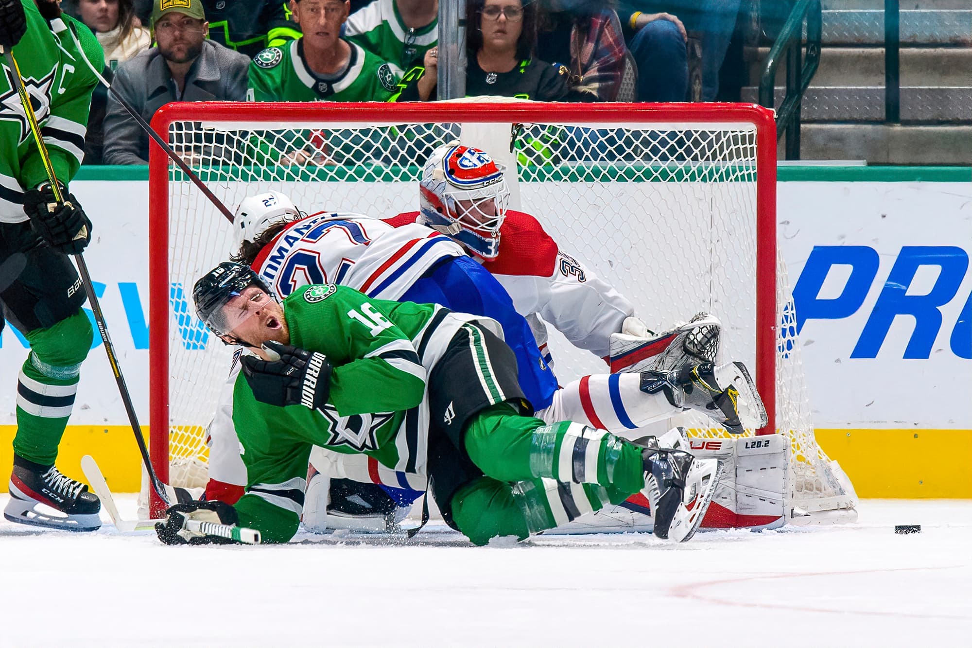 Samuel Montembeault a fait face à 51 lancers hier soir à Dallas, dont certains pas commodes, comme sur cette séquence quand Joe Pavelski a encaissé une mise en échec d’Alexander Romanov devant le gardien du CH.