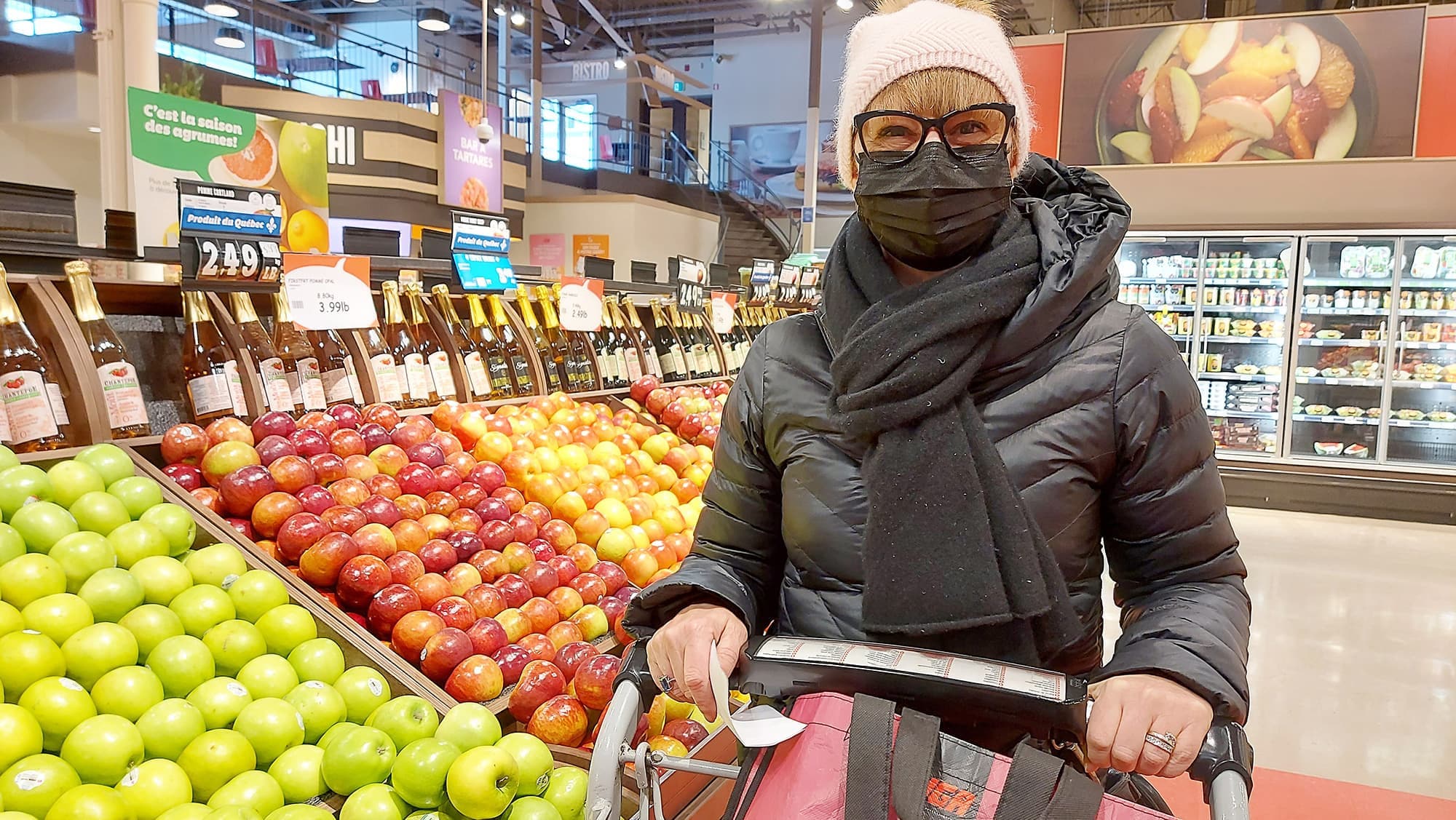 Valérie Desmeules, croisée hier dans l’allée des fruits et légumes du IGA de Saint-Basile-le-Grand, ne pense pas que les prix de la nourriture vont redescendre. « Les pommes sont très chères. Franchement, pour un fruit qui vient d’ici, c’est un peu outrancier », lance-t-elle.