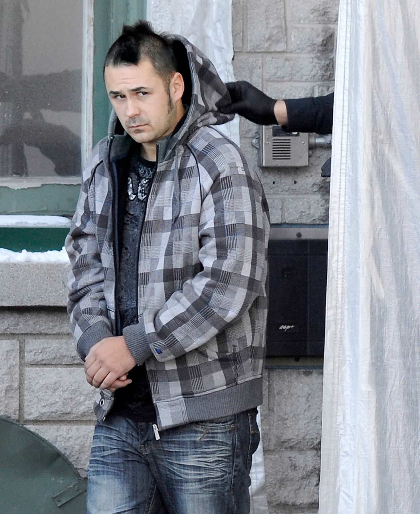 On le voit lors de sa première arrestation en 2010.