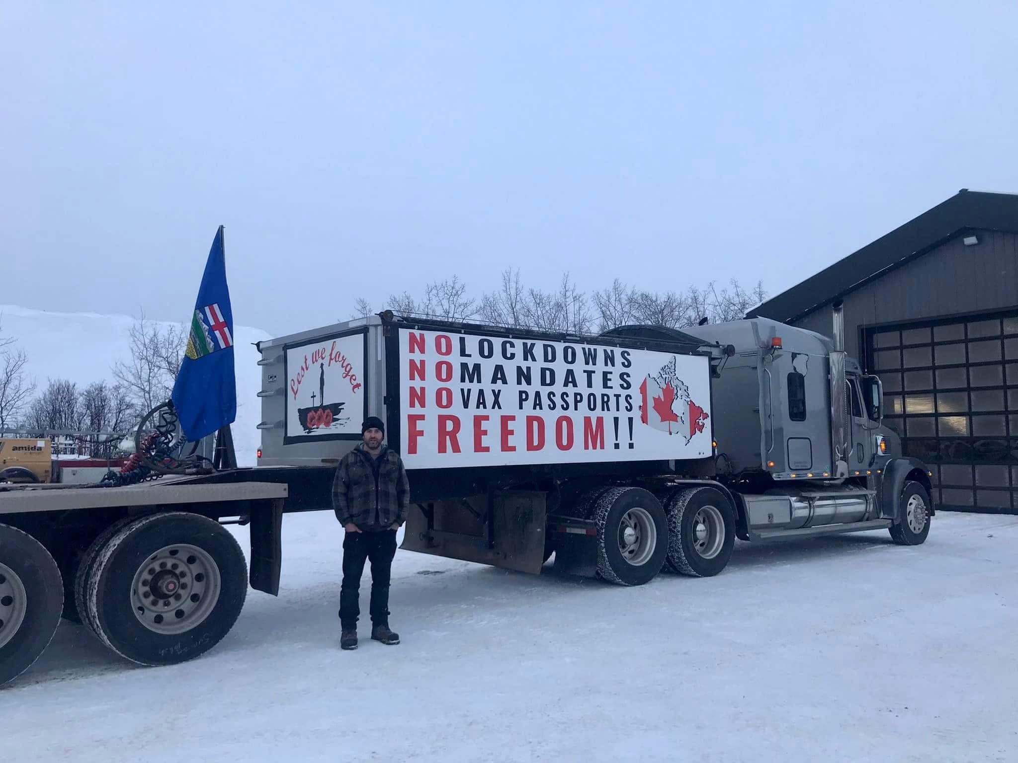 Un manifestant avec le «Convoi pour la liberté» en Alberta ce week-end