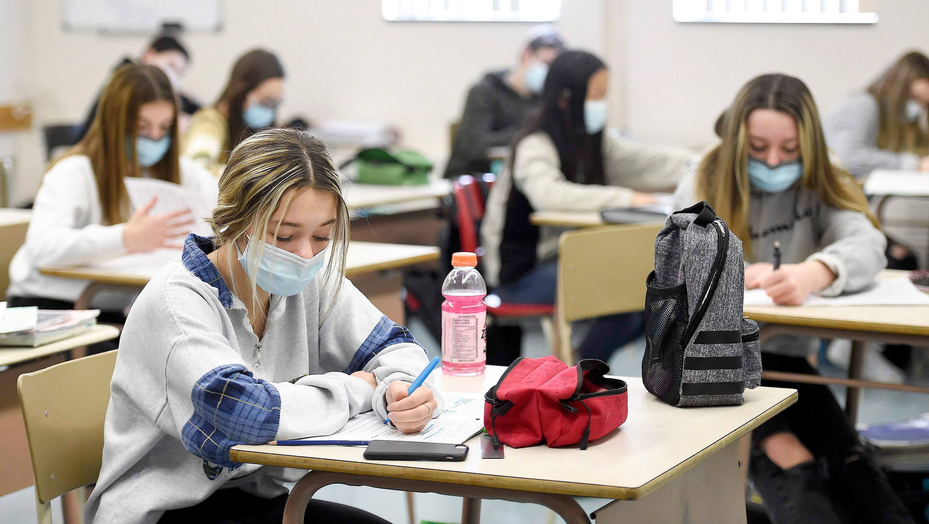 Pour le moment, le gouvernement du Québec ne prévoit pas rendre le port du masque obligatoire lors de la prochaine rentrée des classes. Sur la photo, une classe de l’école secondaire du Mont-Sainte-Anne, en janvier 2021, alors que le masque était requis dans toutes les salles de classe de la province.