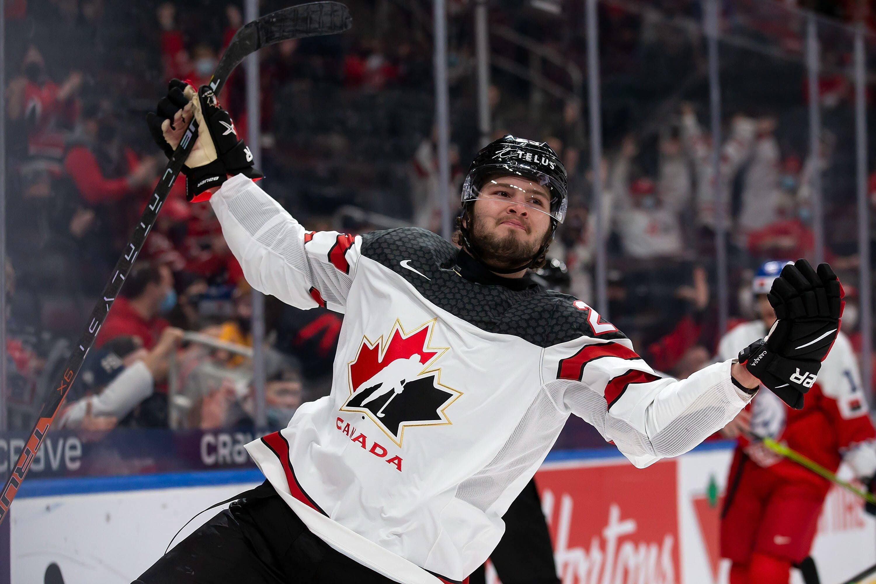 Mason McTavish célèbre après avoir marqué un but contre la Tchéquie le 26 décembre dernier au Rogers Arena, à Edmonton.