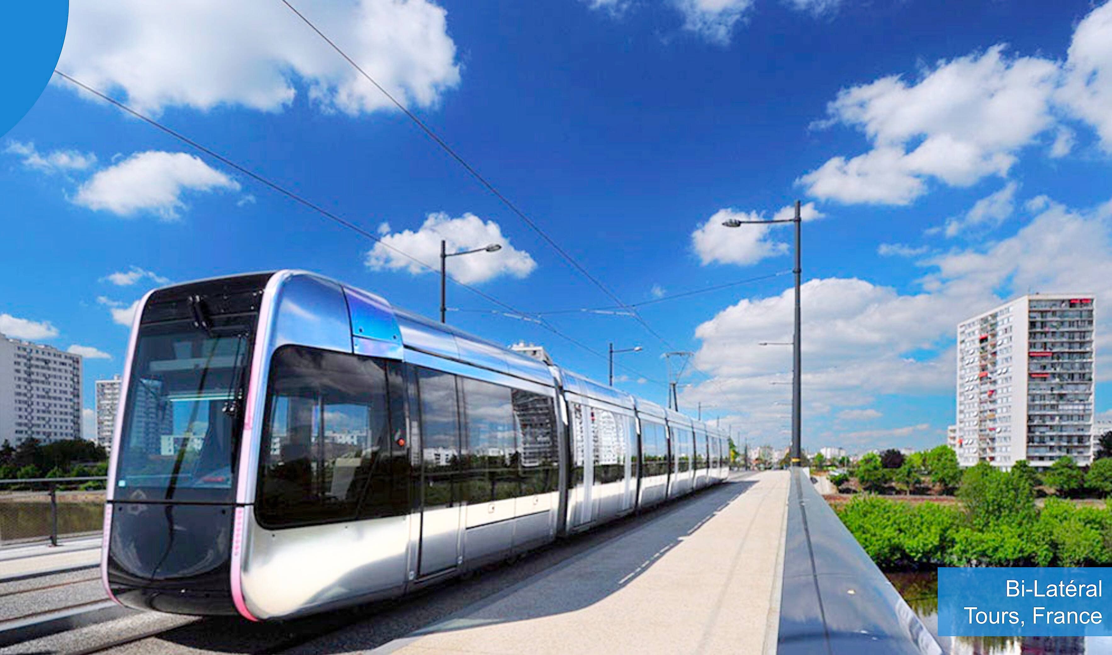 À l’image des tramways de Paris ou de Tours (photo), en France, celui de Québec devrait être alimenté grâce à une ligne aérienne de contact.
