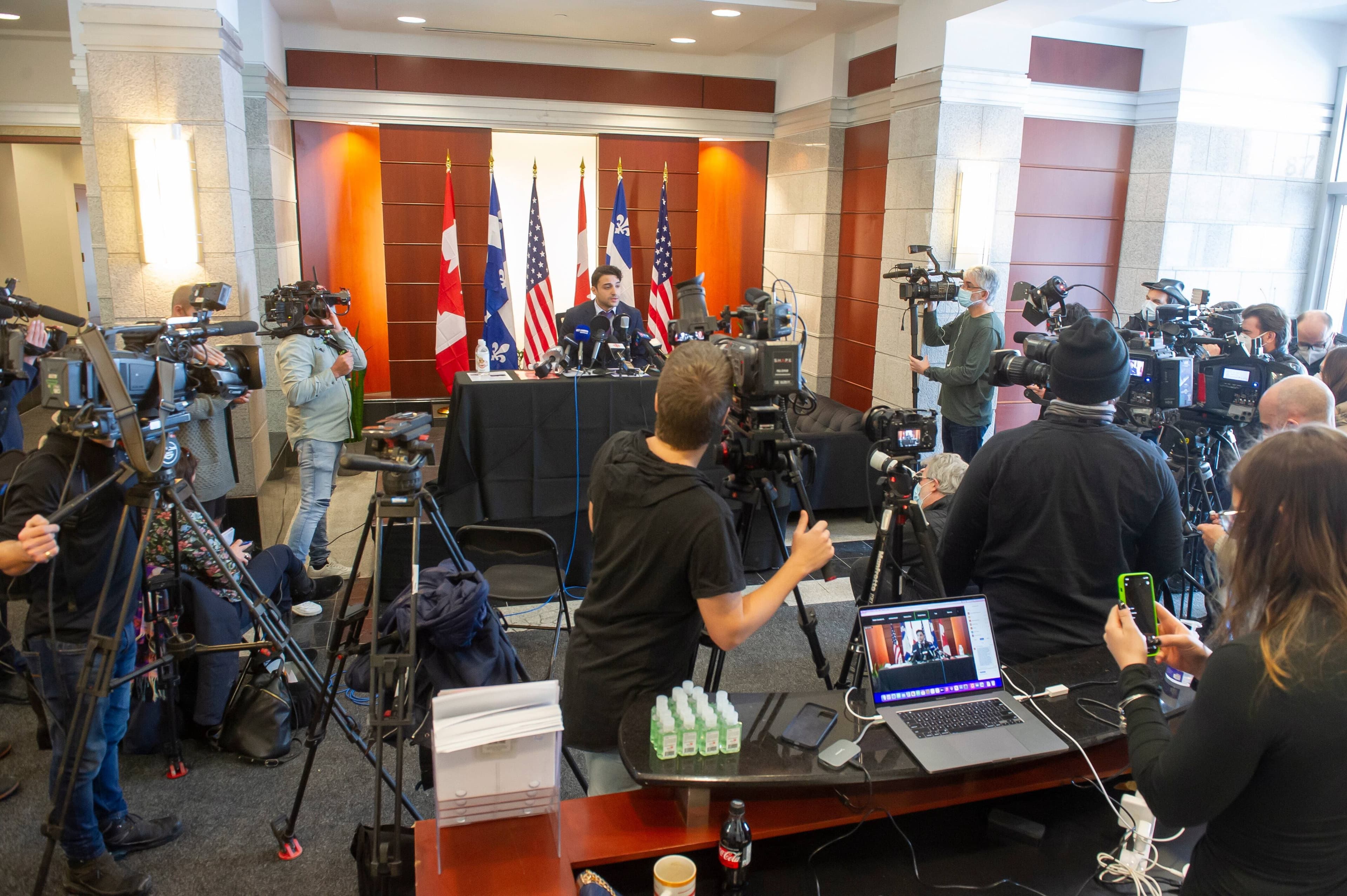 Devant six drapeaux, James William Awad s’est adressé aux nombreux représentants des médias dans une mise en scène étrange.