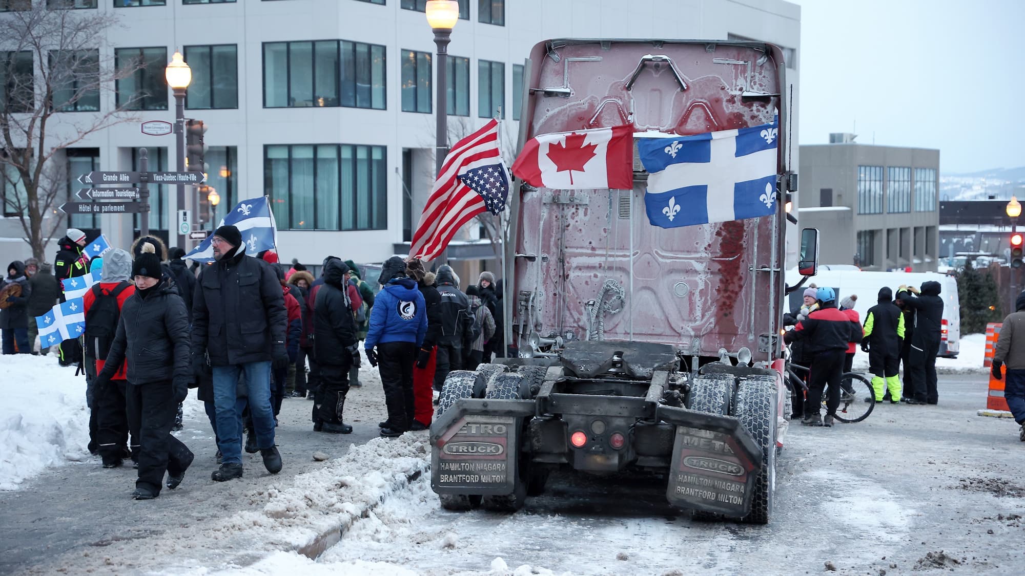 Des manifestants non loin de l’Assemblée nationale, ce vendredi en fin d’après-midi, à Québec.