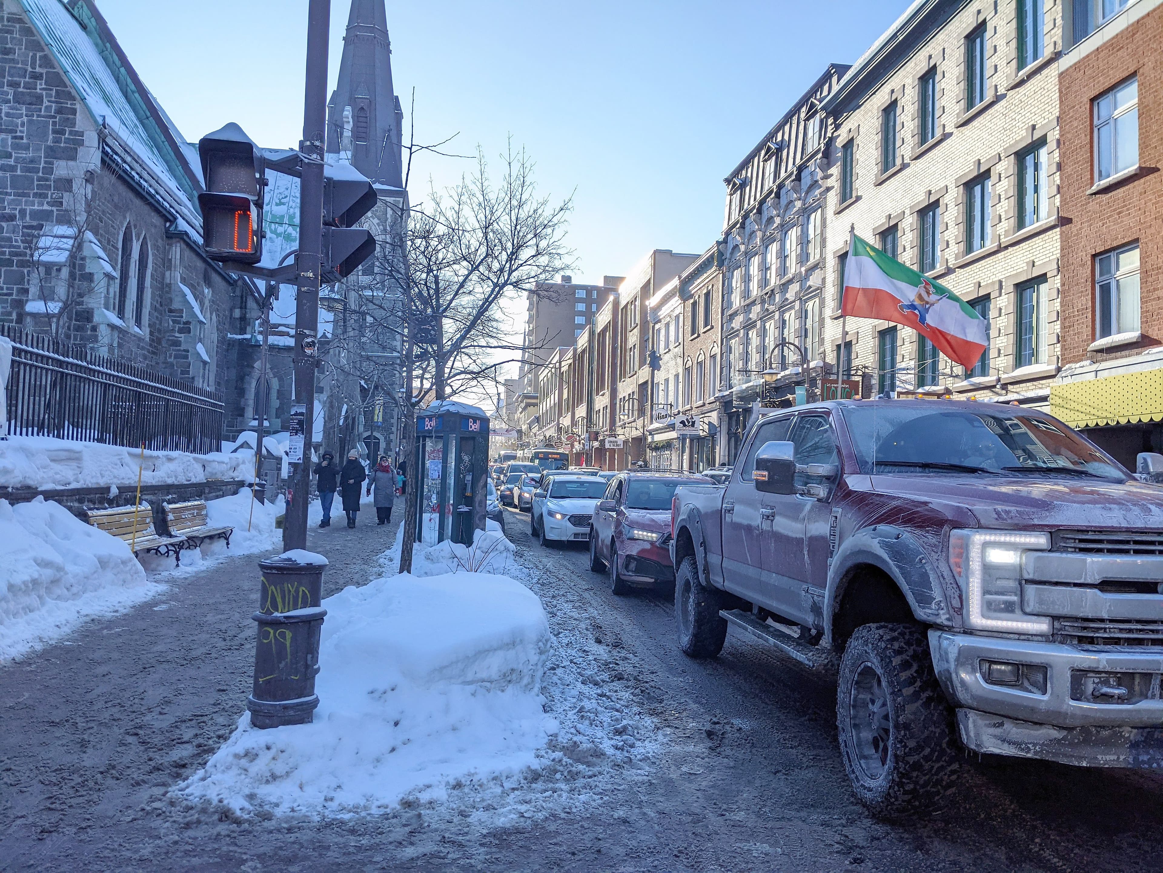 La cohabitation se faisait difficilement samedi entre les convois de véhicules et certains citoyens sur la rue Saint-Jean dans le quartier Saint-Jean-Baptiste.