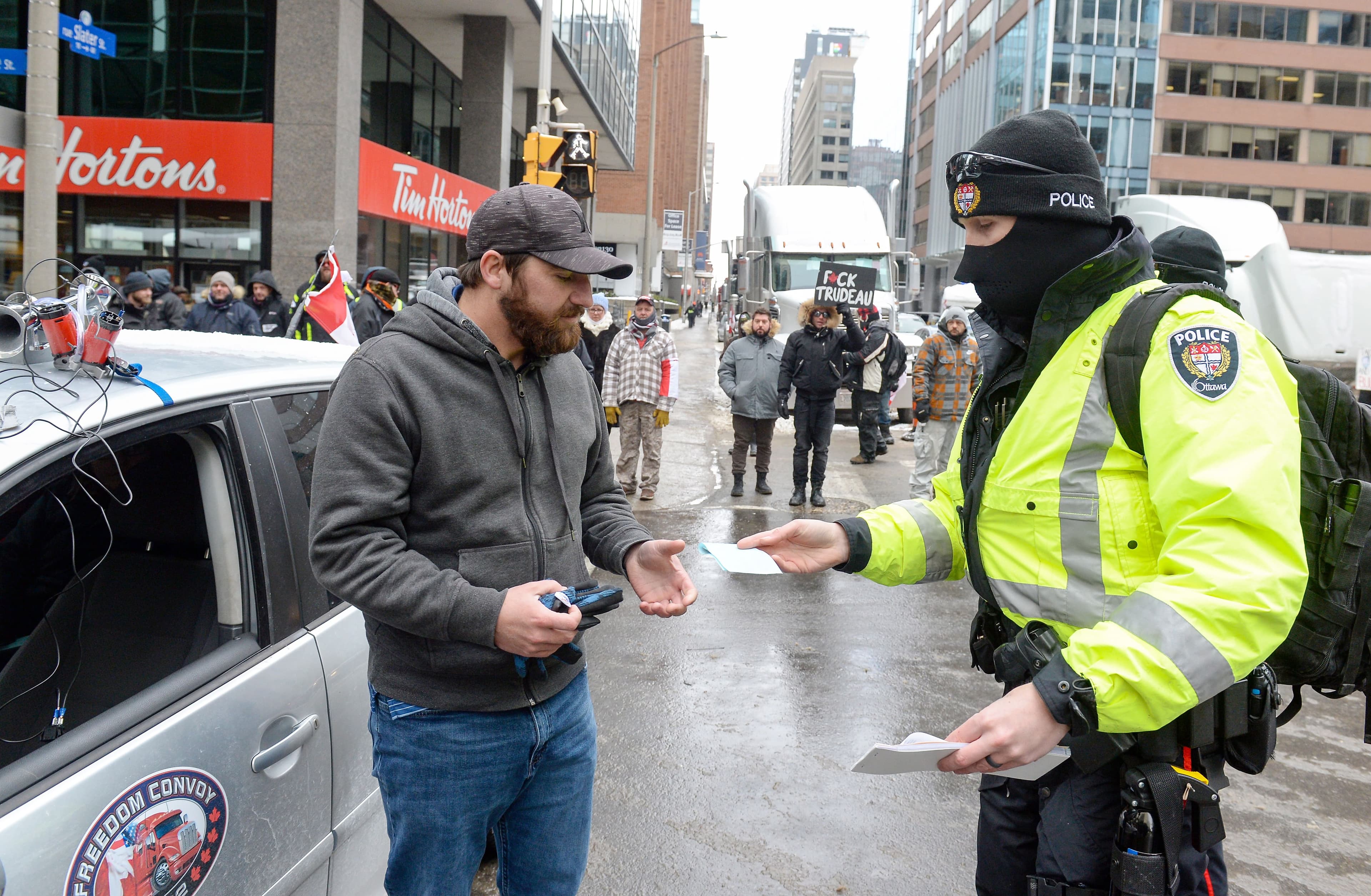 Un agent remet une contravention à un conducteur pour avoir klaxonné inutilement à Ottawa.