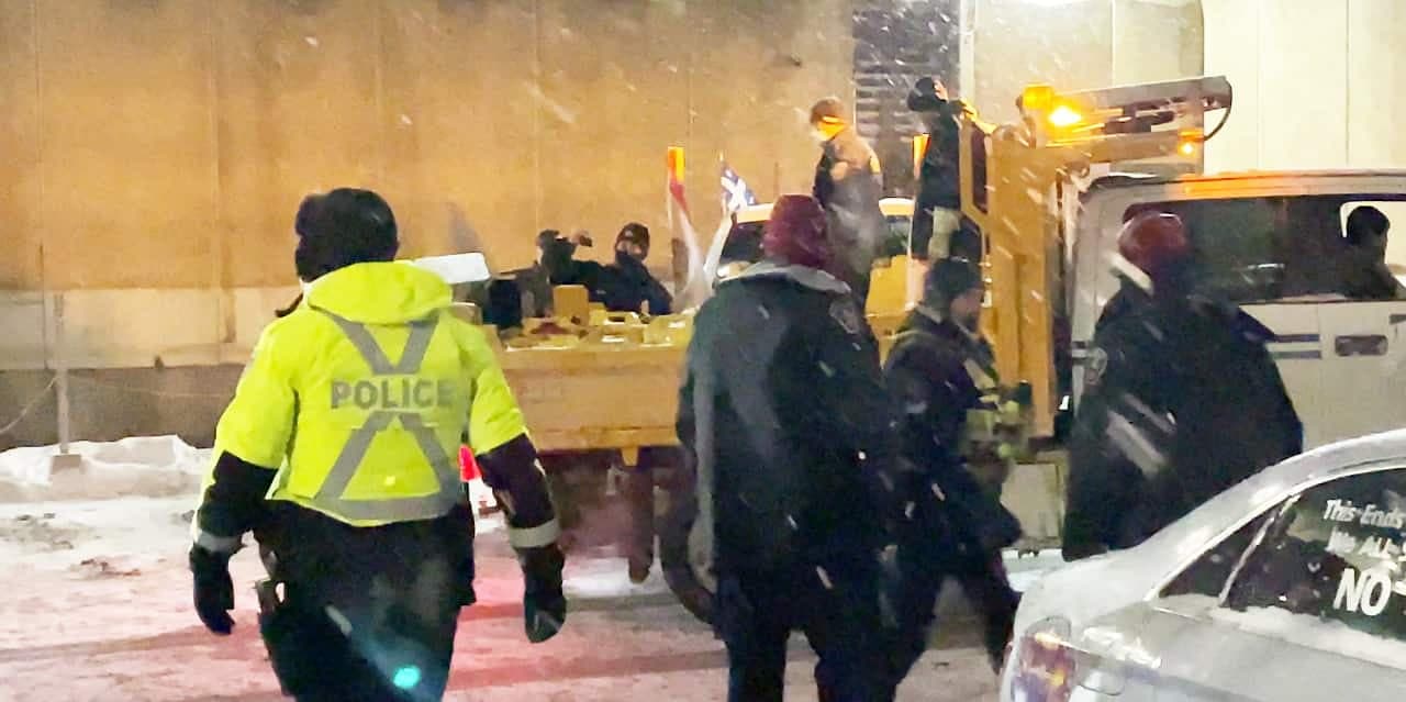 Ils ont répété le même manège au camp de la rue Metcalfe, en soirée dimanche.