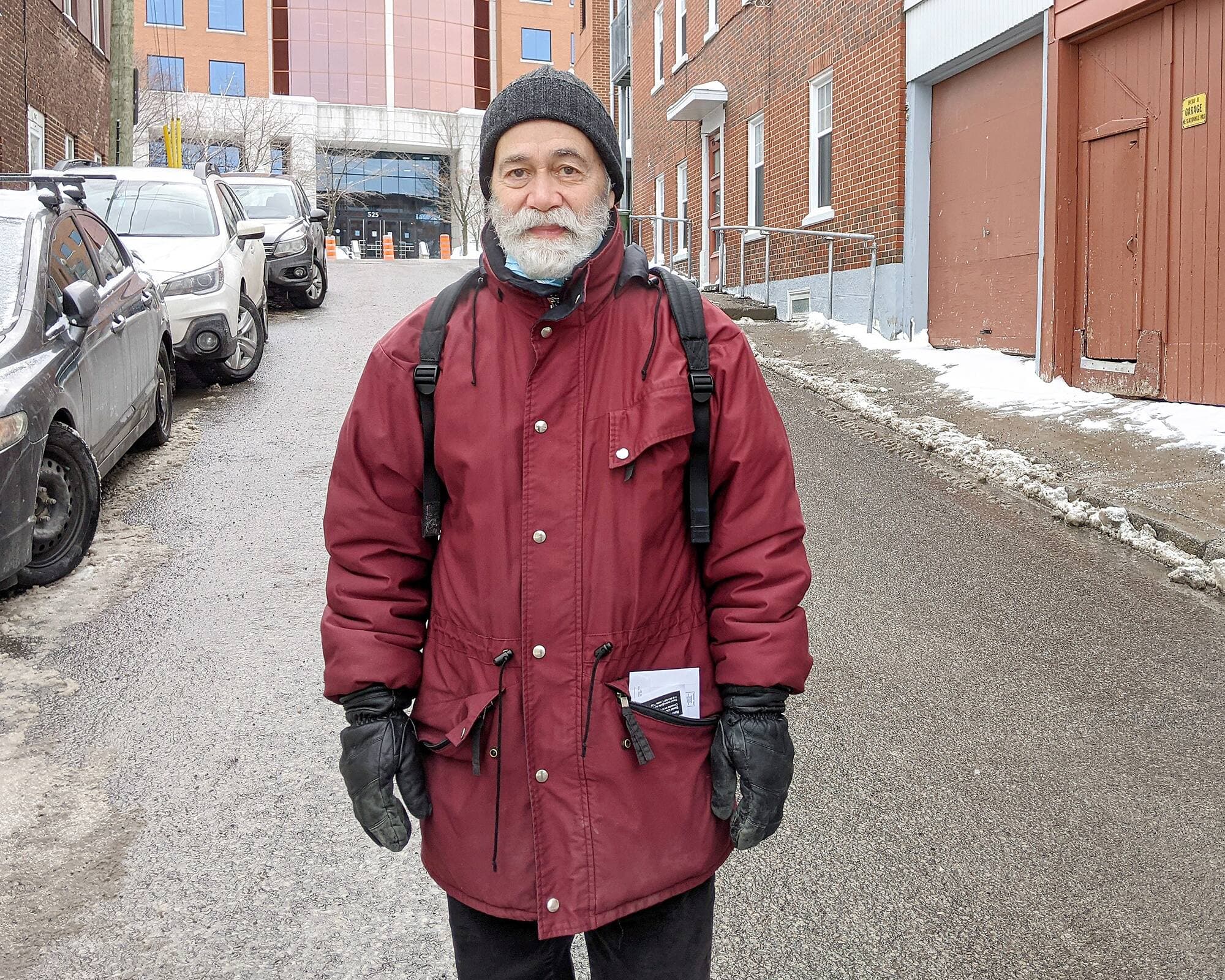 Michel Côté dit être dégoûté par le comportement de certains manifestants qui ont uriné dans l’allée à côté de sa maison dans le quartier Saint-Jean-Baptiste.