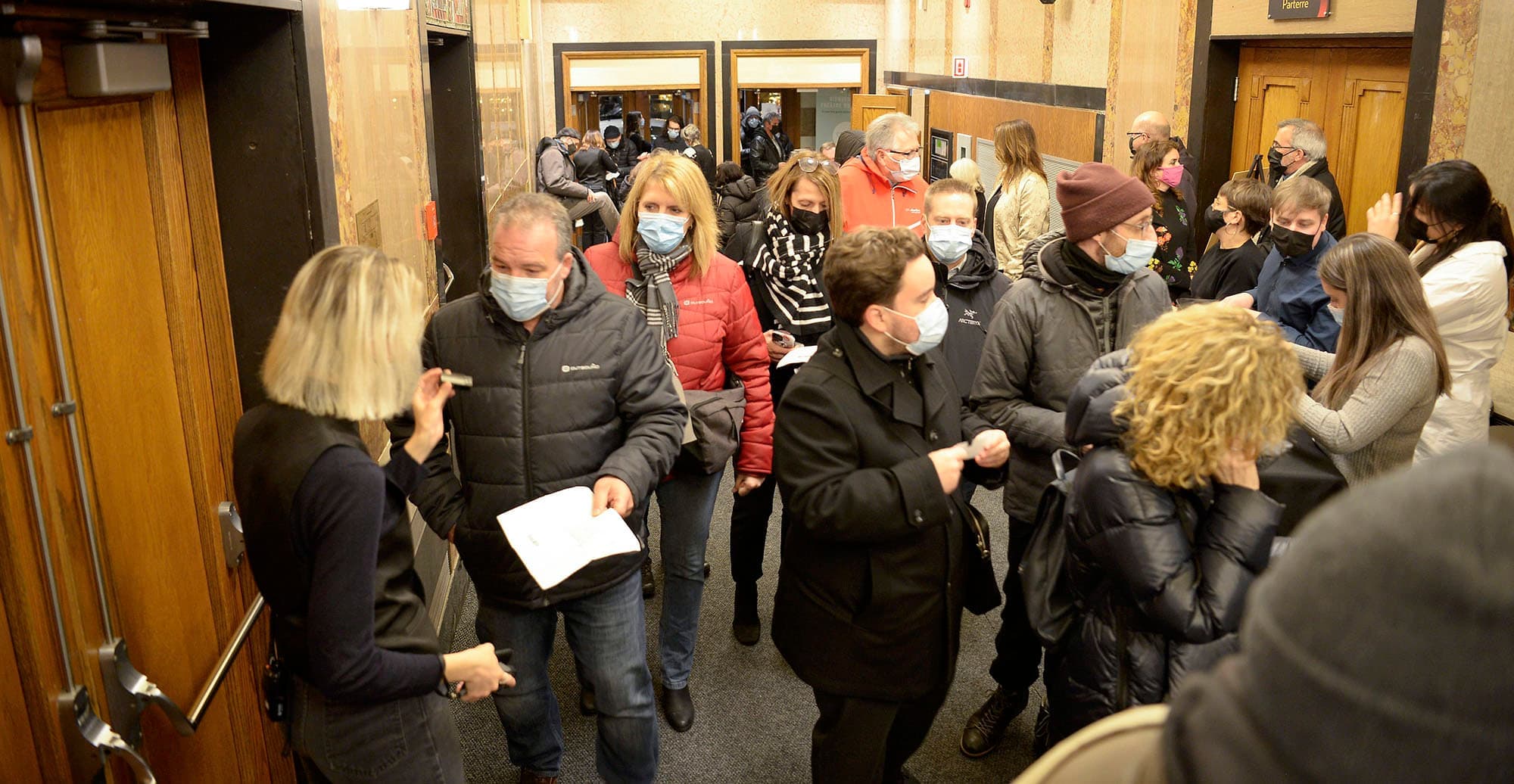 Salles de spectacles et cinémas peuvent voir la lumière au bout du tunnel. Mais les mesures sanitaires, comme le passeport vaccinal et le port du masque, demeureront en vigueur au moins jusqu’en mars.
