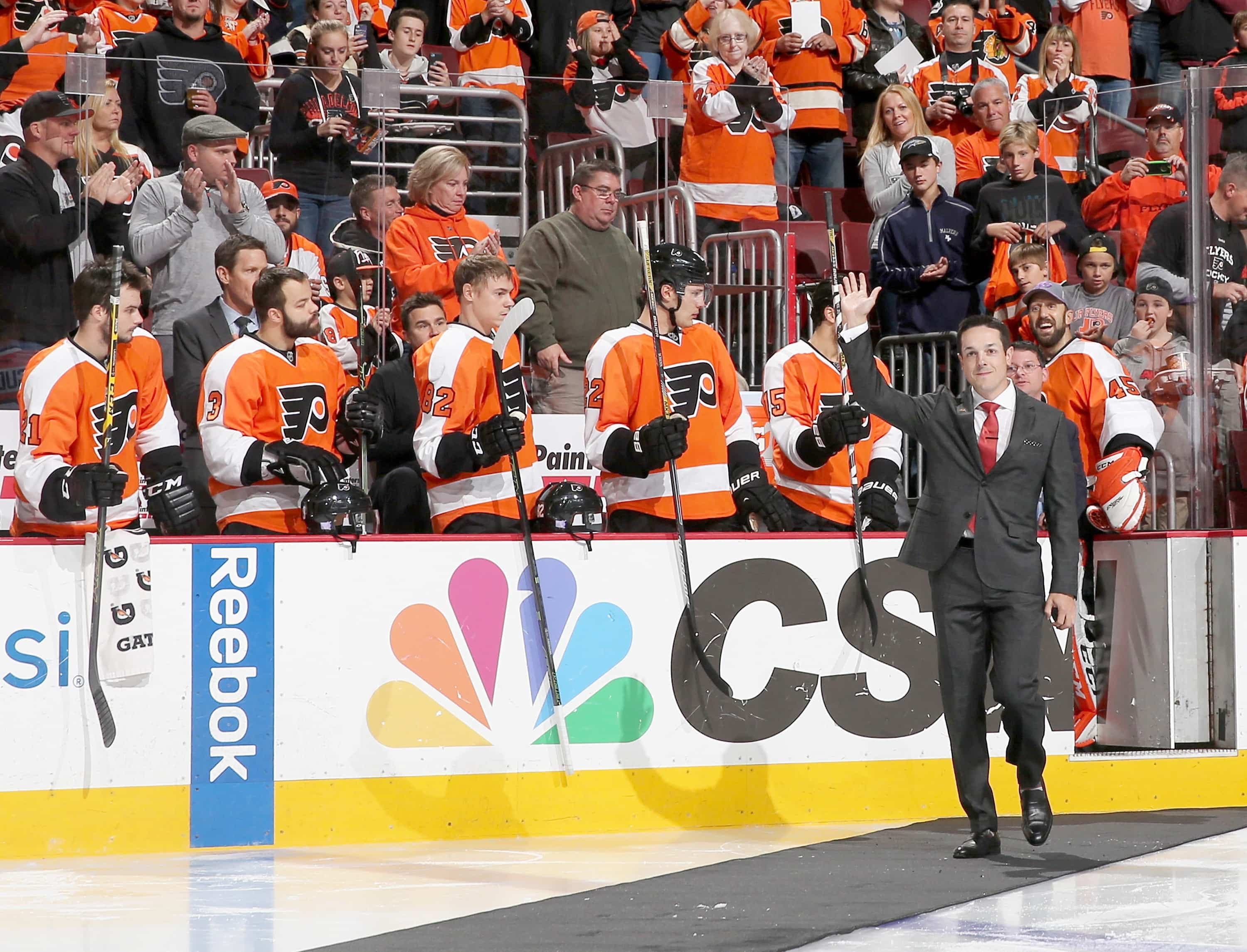 Daniel Brière a été honoré au Wells Fargo Center de Philadelphie, en octobre 2015, après avoir accroché ses patins comme joueur.