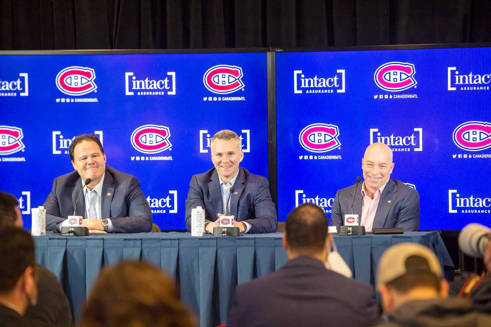 Martin St-Louis flanqué de Jeff Gorton et Kent Hughes, hier à Brossard.