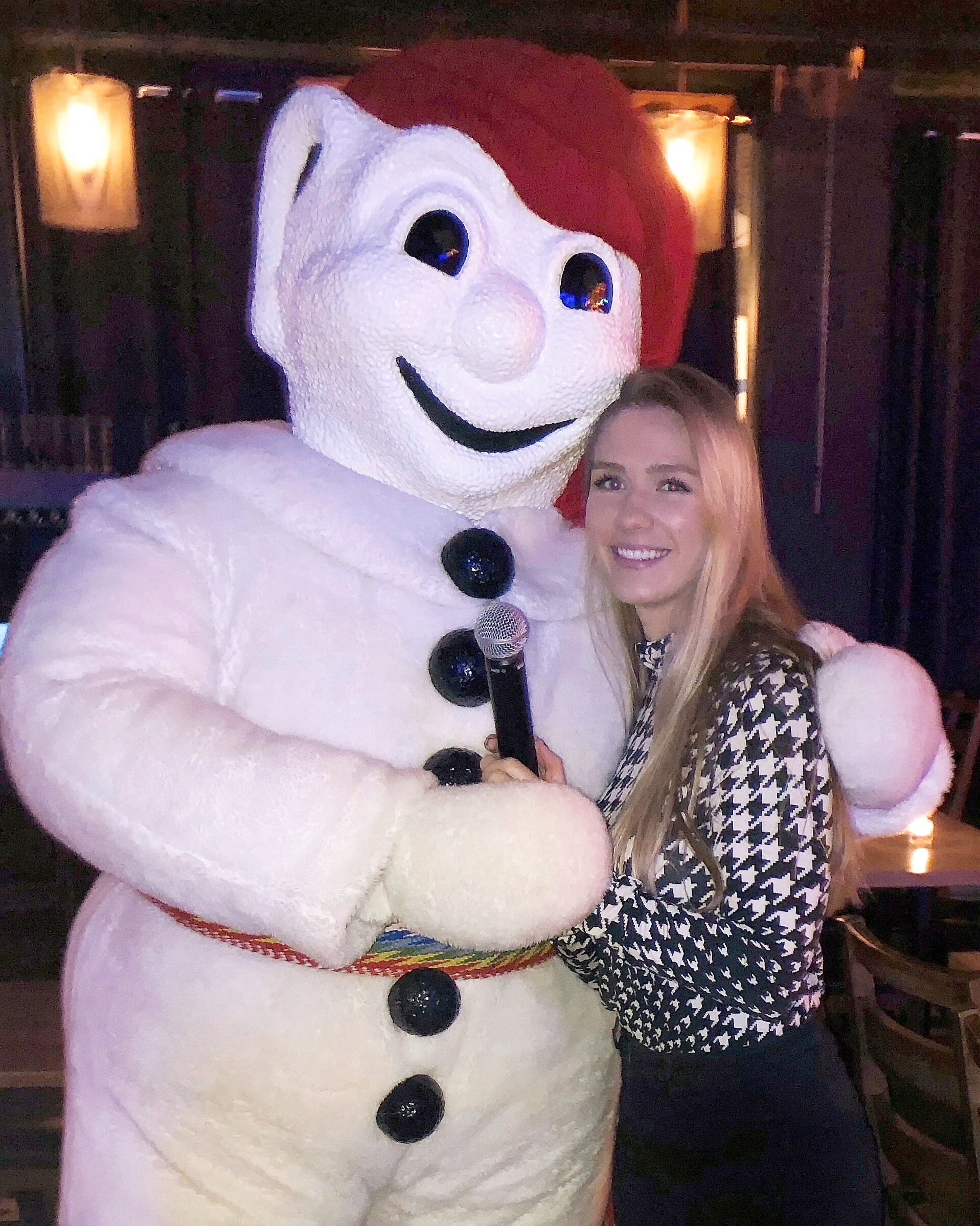 La journaliste et chroniqueuse Virginie Gagnon, ici dans les bras de Bonhomme en 2020, a relevé le défi « Bain de neige » du Carnaval, l’an dernier.