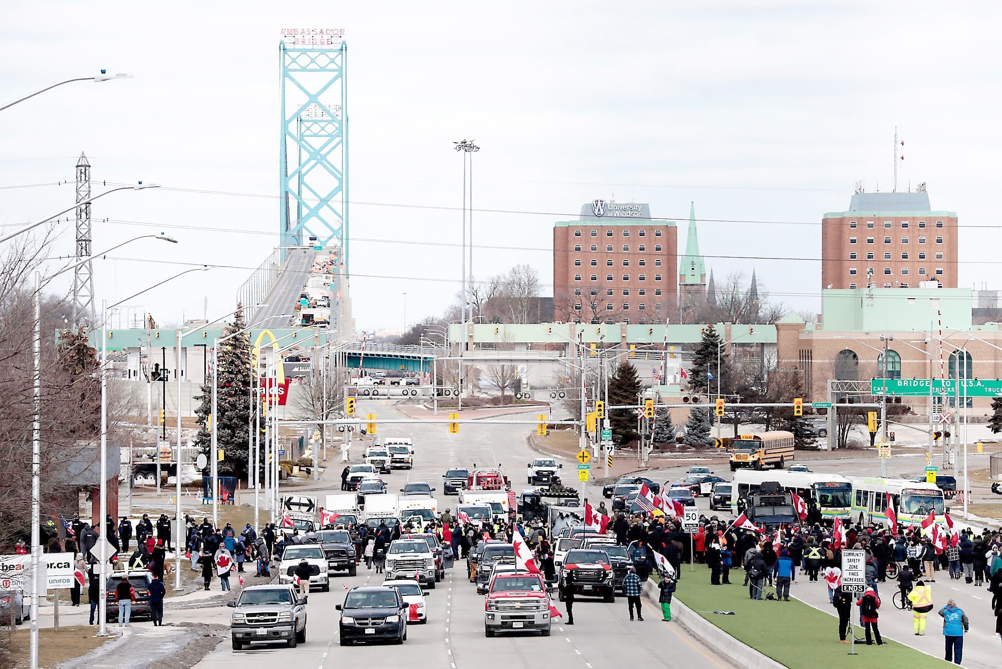 Piétons, camionneurs et véhicules bloquent la circulation du pont Ambassador, reliant Détroit et Windsor, depuis plusieurs jours.