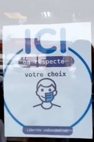 L’affiche qu’elle a installée pour remplacer celle du gouvernement.