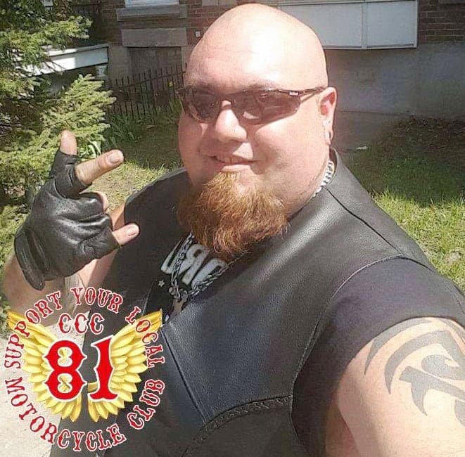 Balou est membre du groupe de complotistes Les Farfadaa, mené par Steeve « L’artiss » Charland.