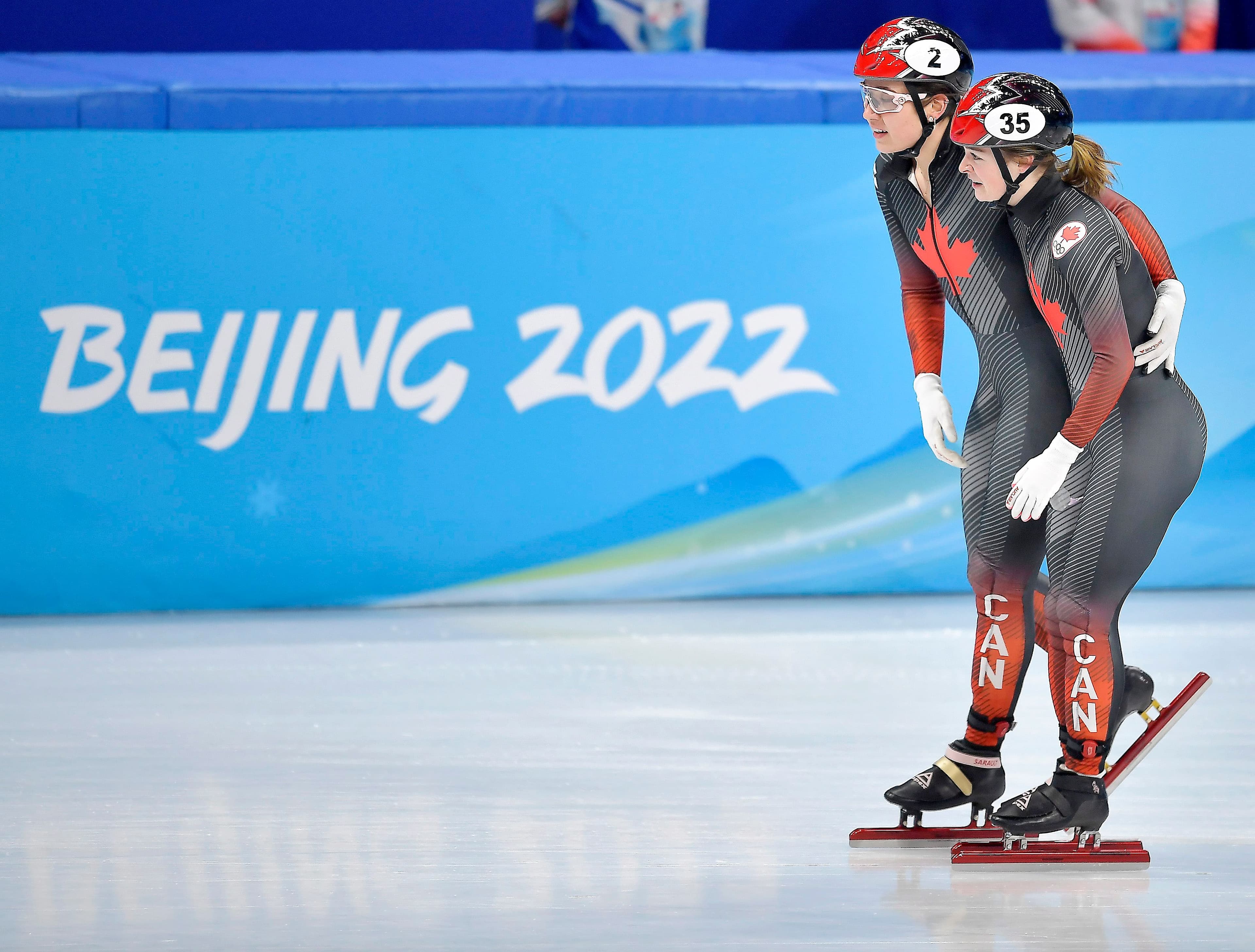 Courtney Sarault (2) et Kim Boutin (35) après la finale B du relais 1500 mètres en patinage de vitesse sur courte piste mercredi à Pékin.