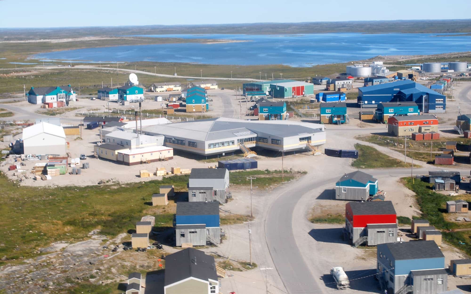 Le Centre de santé Inuulitsivik, qui compte un hôpital à Puvirnituq, dans le Nord-du-Québec (au centre sur la photo), est visé par l’enquête commandée par le ministère de la Santé.