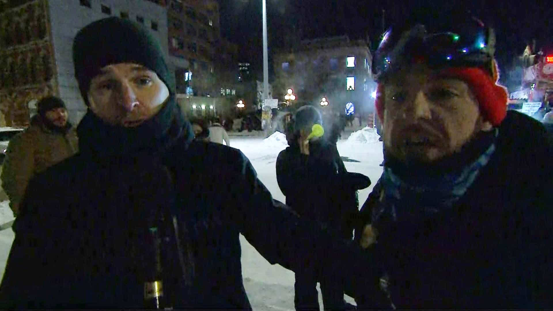 Le reportage en direct du correspondant parlementaire Raymond Filion a été interrompu quand un individu l’a interpellé vendredi soir, en direct de l’occupation à Ottawa. Après s’être éloigné, il est revenu en pointant la caméra avant de le pousser brutalement par-derrière.
