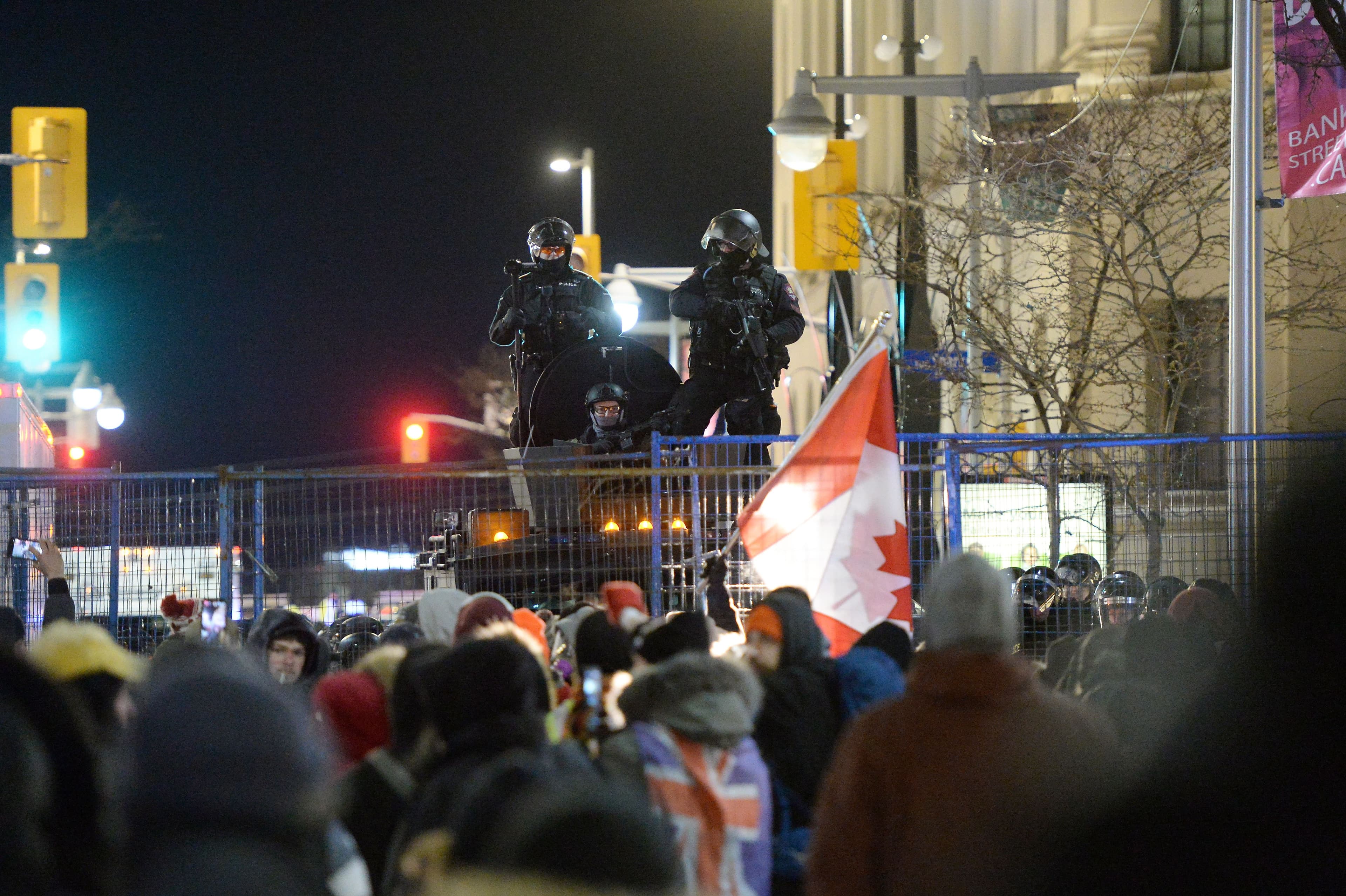 En fin de soirée, une centaine de manifestants se trouvaient toujours sur les lieux, mais bien surveillés derrière des clôtures.