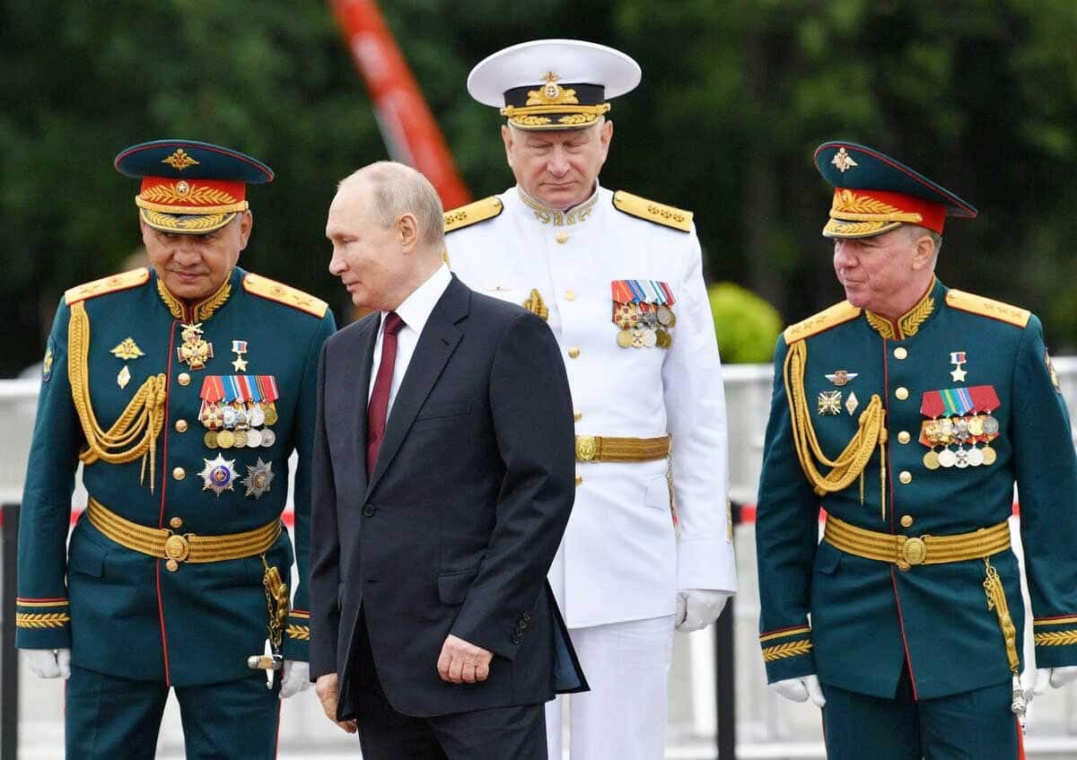 Le président Vladimir Poutine assiste à un défilé militaire à Saint-Pétersbourg le 25 juillet 2021.