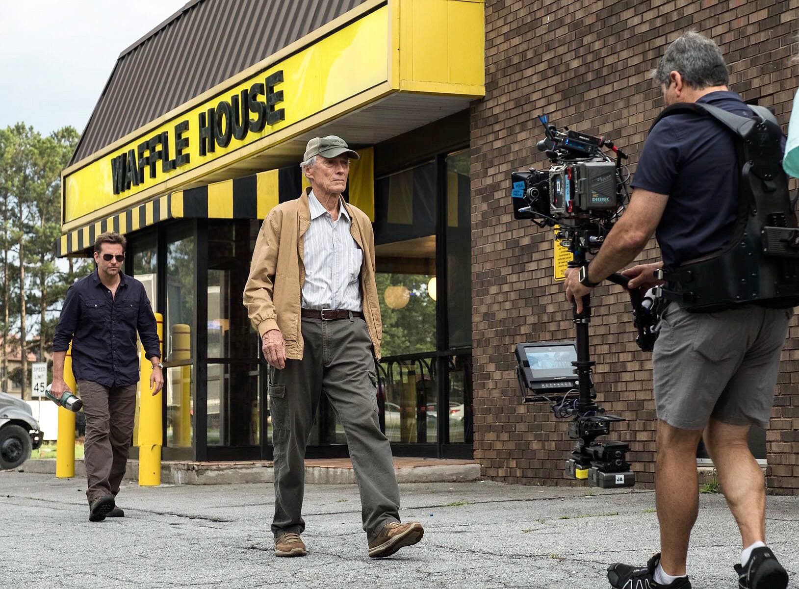 Le caméraman Stephen Campanelli aux côtés de Clint Eastwood et Bradley Cooper