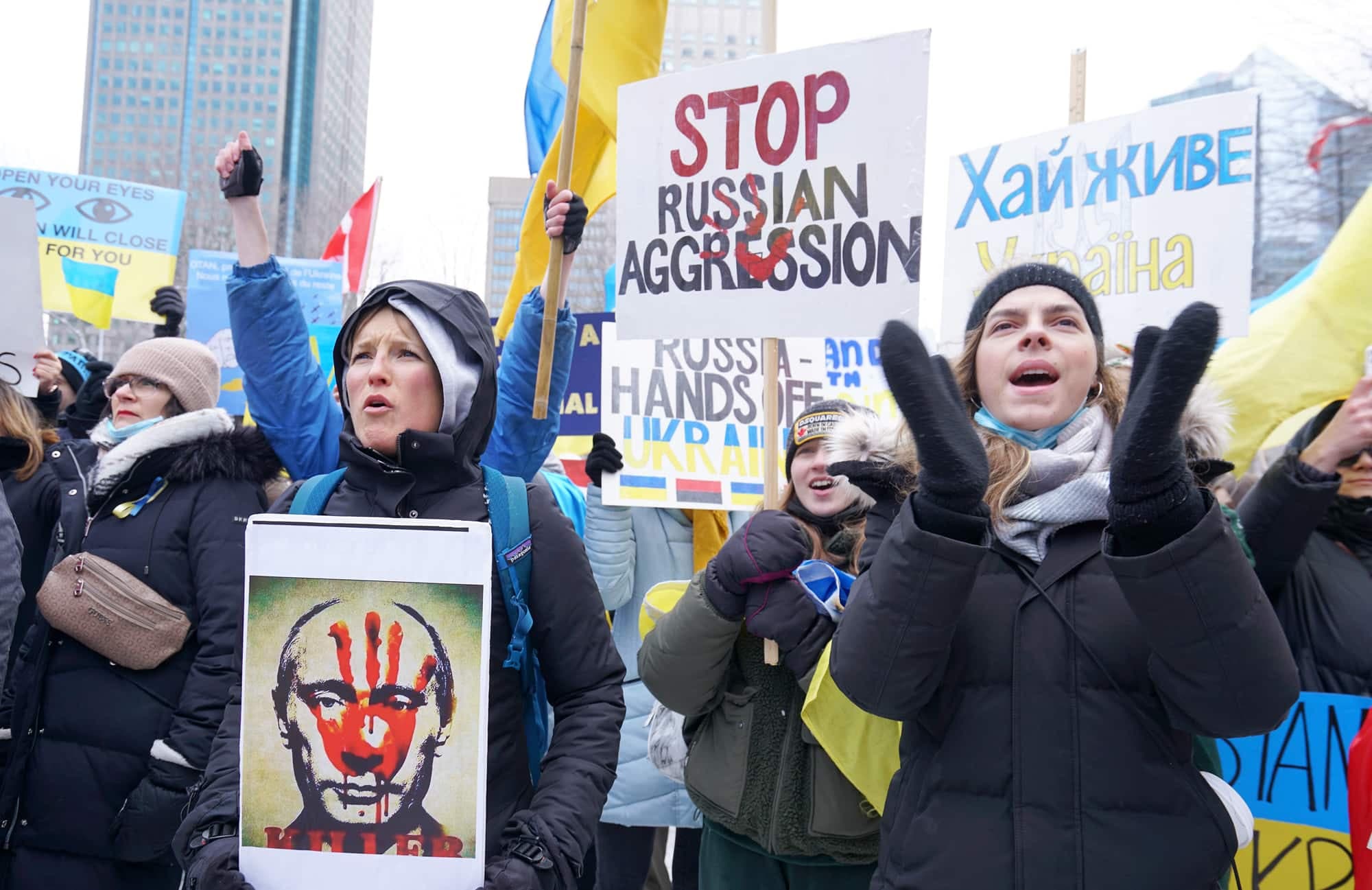 À Montréal, des personnes se sont rassemblées devant consulat général de la Fédération de Russie pour dénoncer les actions de Vladimir Poutine.