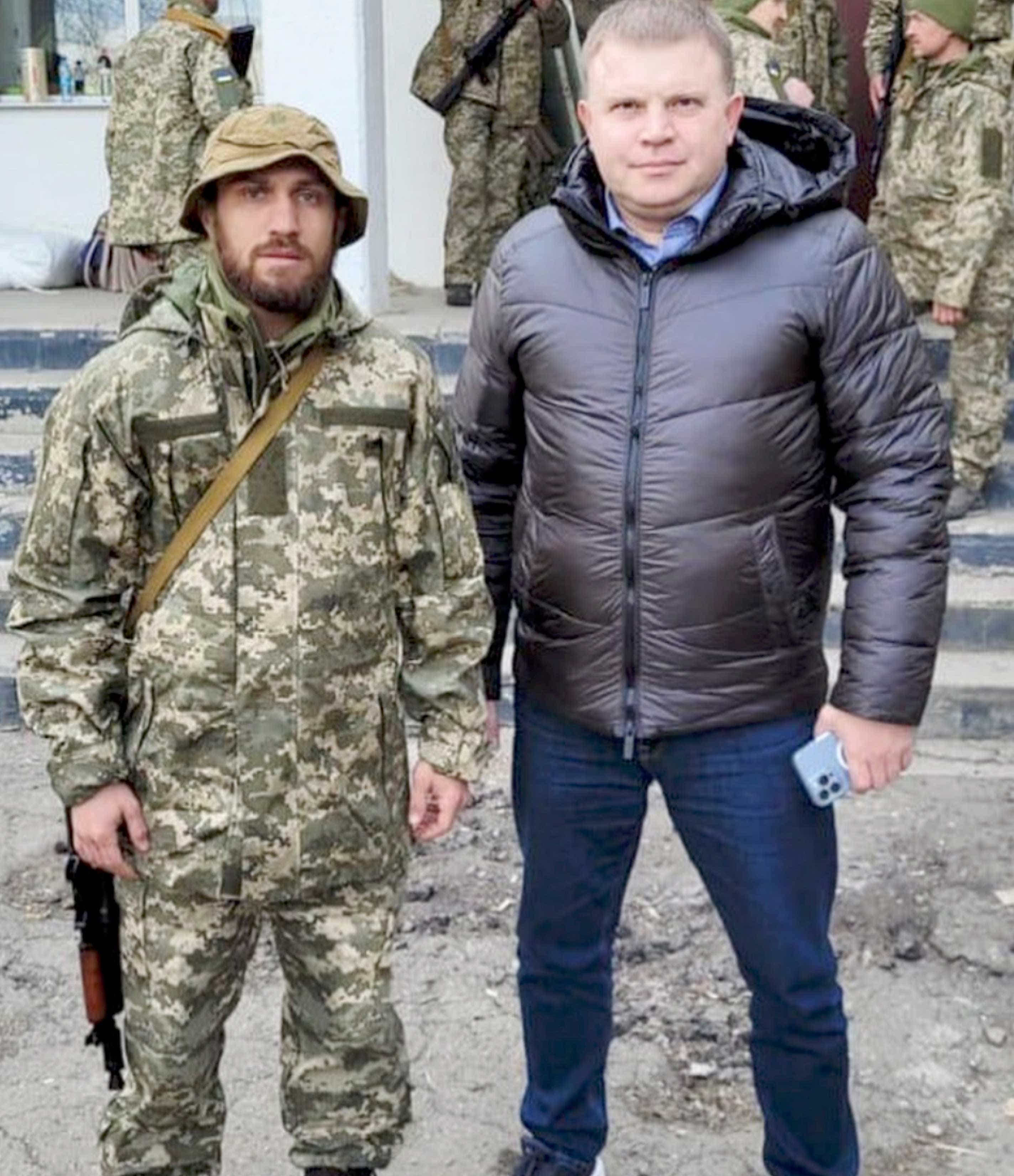 À gauche, Vasily Lomachenko dans un uniforme de l’armée ukrainienne.