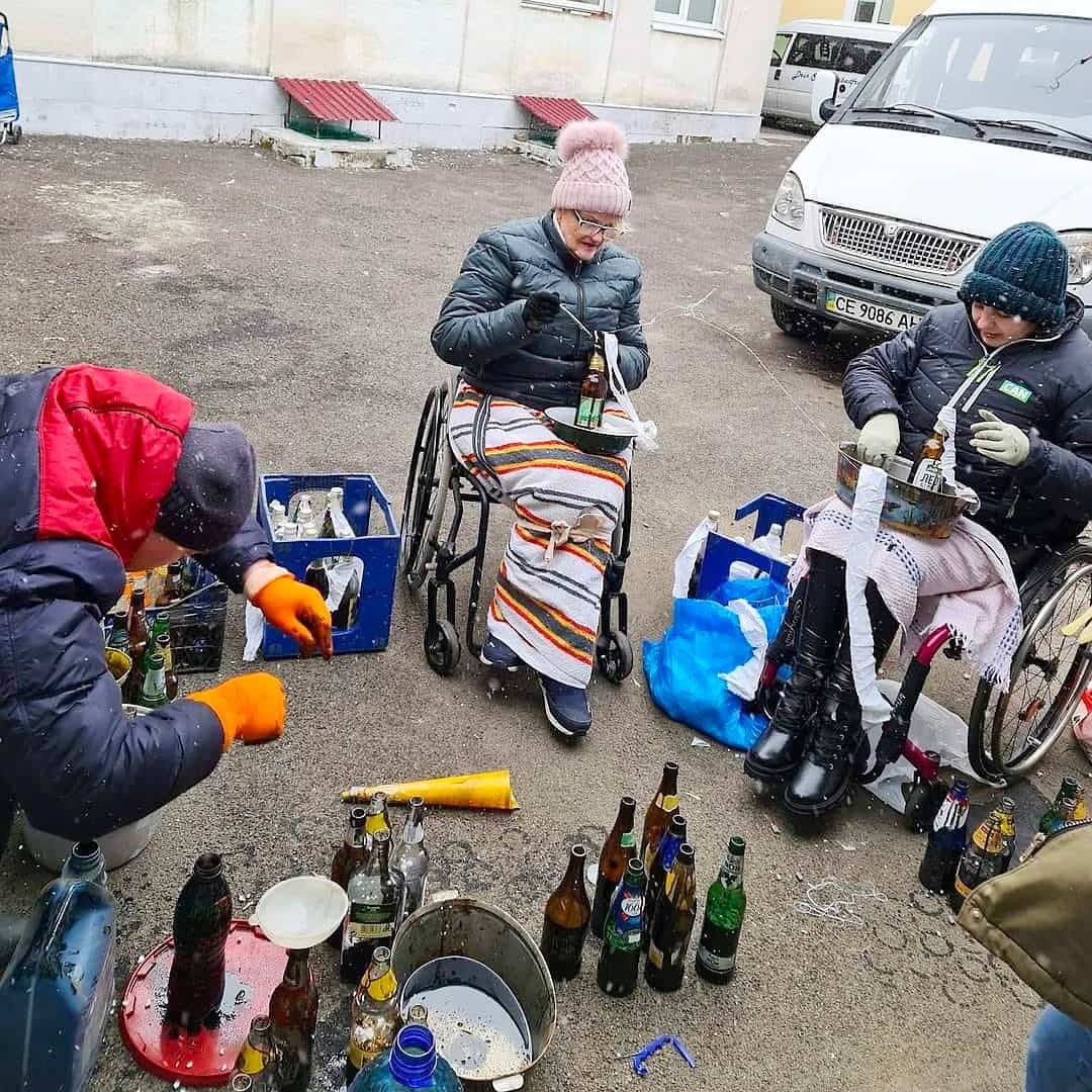 «Les Russes sont trop occupés et trop effrayés pour protester contre la guerre. Pendant ce temps, des civils ukrainiens qui ne sont littéralement pas capables de marcher savent qu’ils sont capables de faire des cocktails Molotov. Les Russes ont peur d’aller en prison, les Ukrainiens n’ont pas peur de mourir», a écrit Mariia Shuvalova en publiant cette photo sur Twitter.