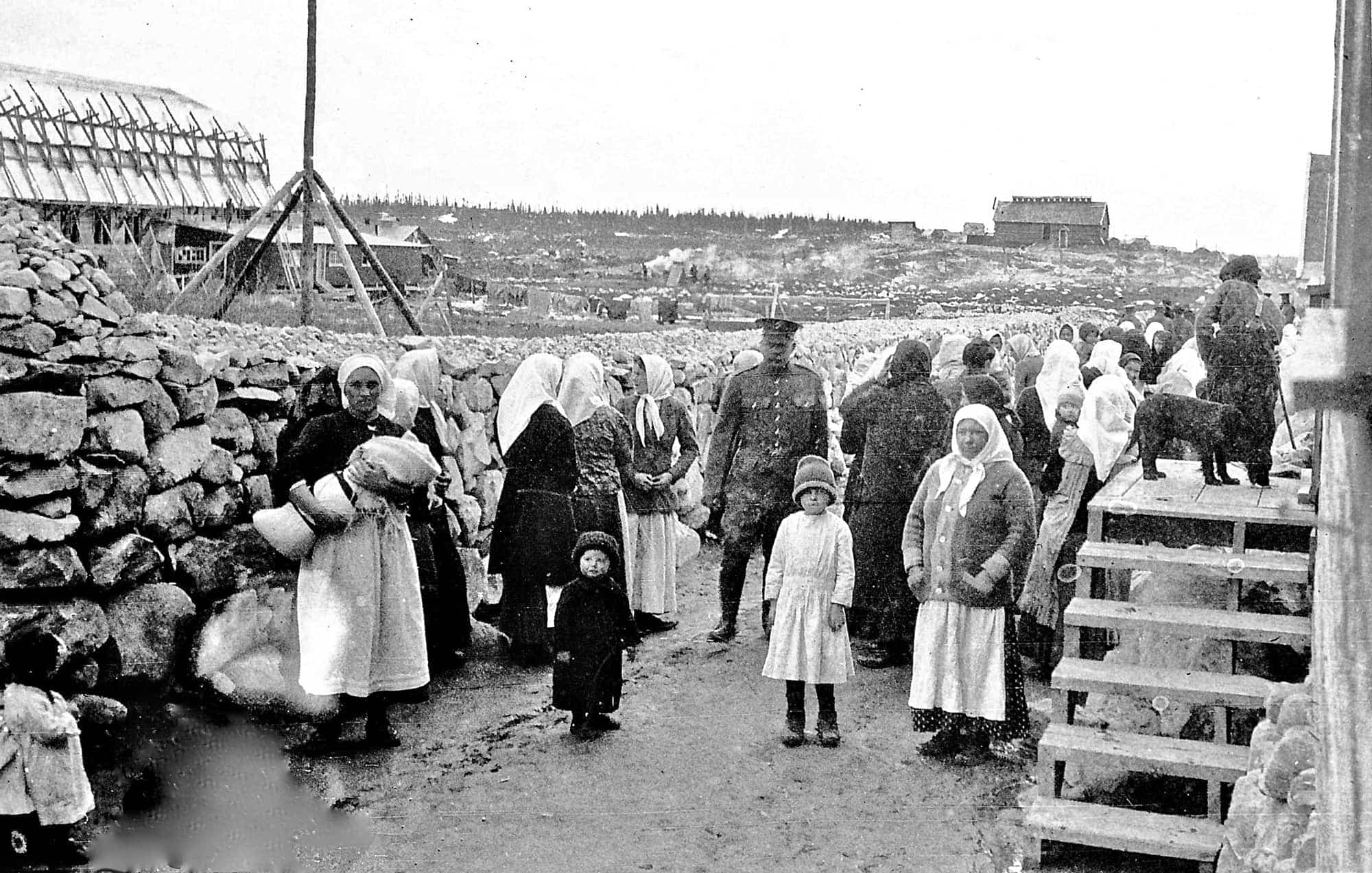 Les femmes et les enfants des Canadiens internés au camp de Spirit Lake vivaient dans un village à côté des baraques, sous la surveillance de 200 soldats.