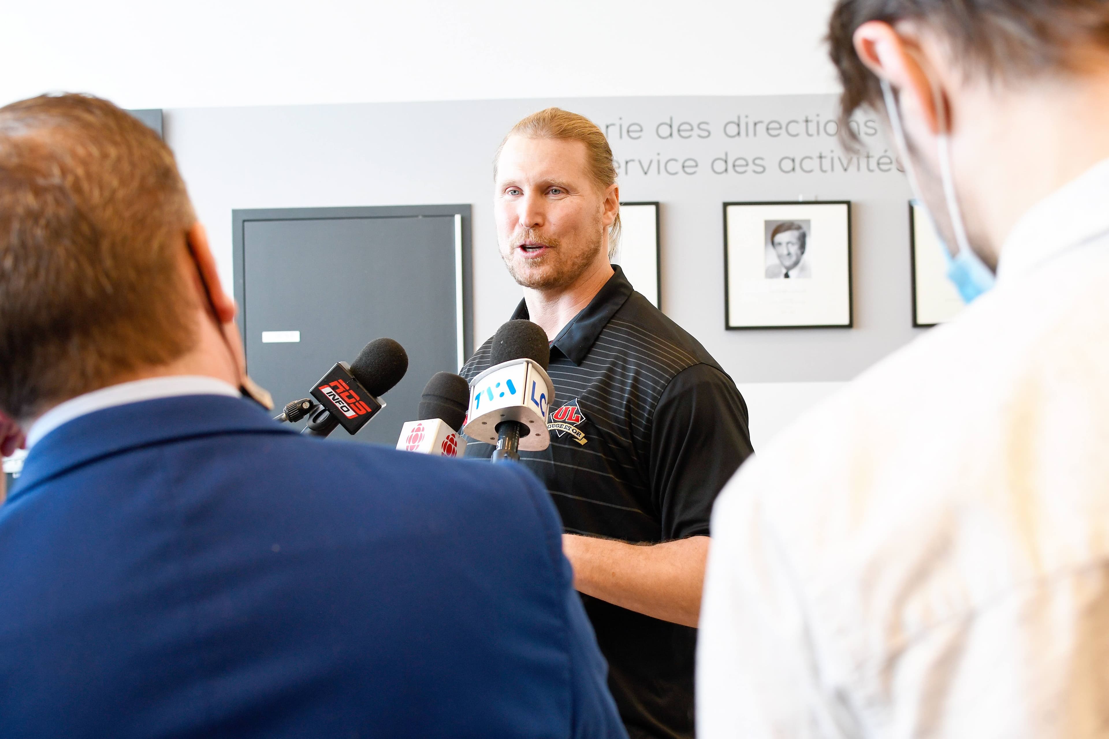 Mathieu Bertrand a commenté sa nomination comme responsable du recrutement de l’équipe de football du Rouge et Or, jeudi, au PEPS de l’Université Laval.