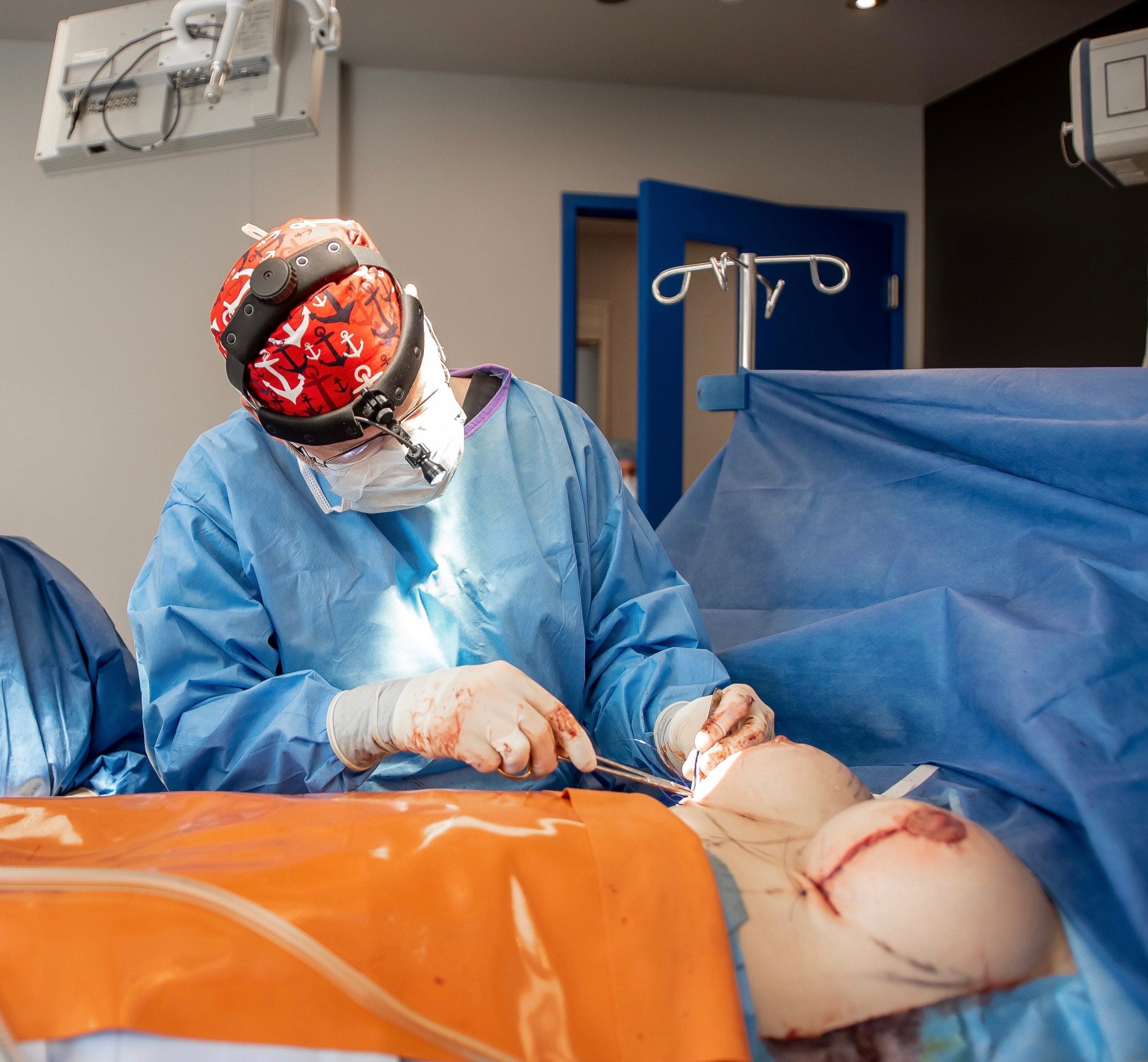 Spécialiste de la chirurgie esthétique, le Dr Benoit LeBlanc consacre le tiers de sa pratique auprès de patients qui ont eu une chirurgie ratée, la plupart au Québec.