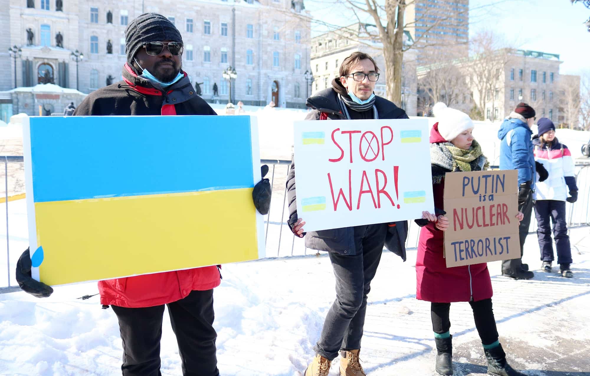 Les manifestants ont appelé l’OTAN à mettre fin à l’invasion russe en Ukraine devant l’Assemblée nationale, aujourd'hui.
