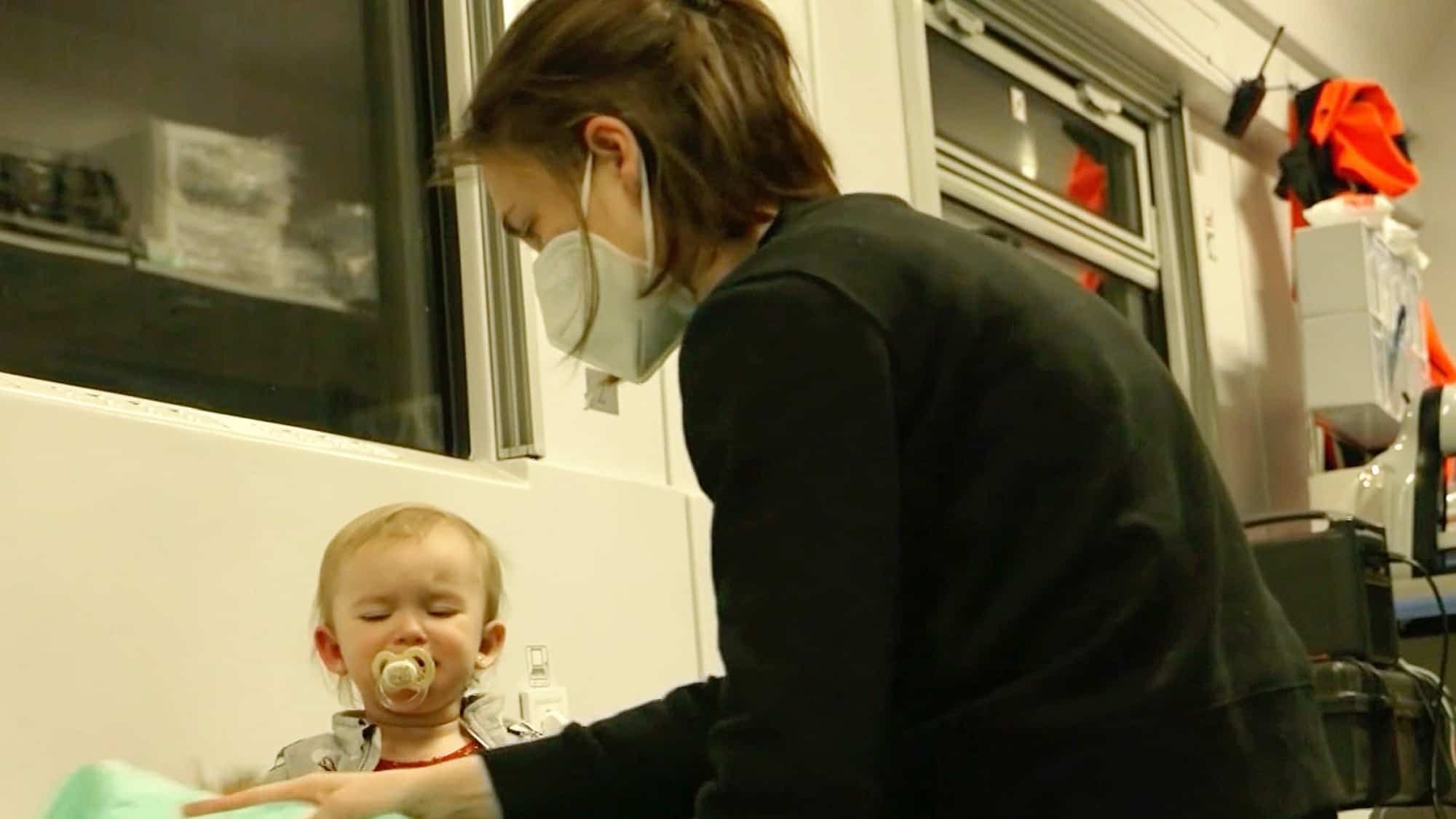 La chaîne d’information américaine CNN a suivi douze enfants en phase terminale alors qu’ils sont transportés loin de la ville de Kharkiv, presque entièrement détruite, dans un train aménagé pour les soigner.