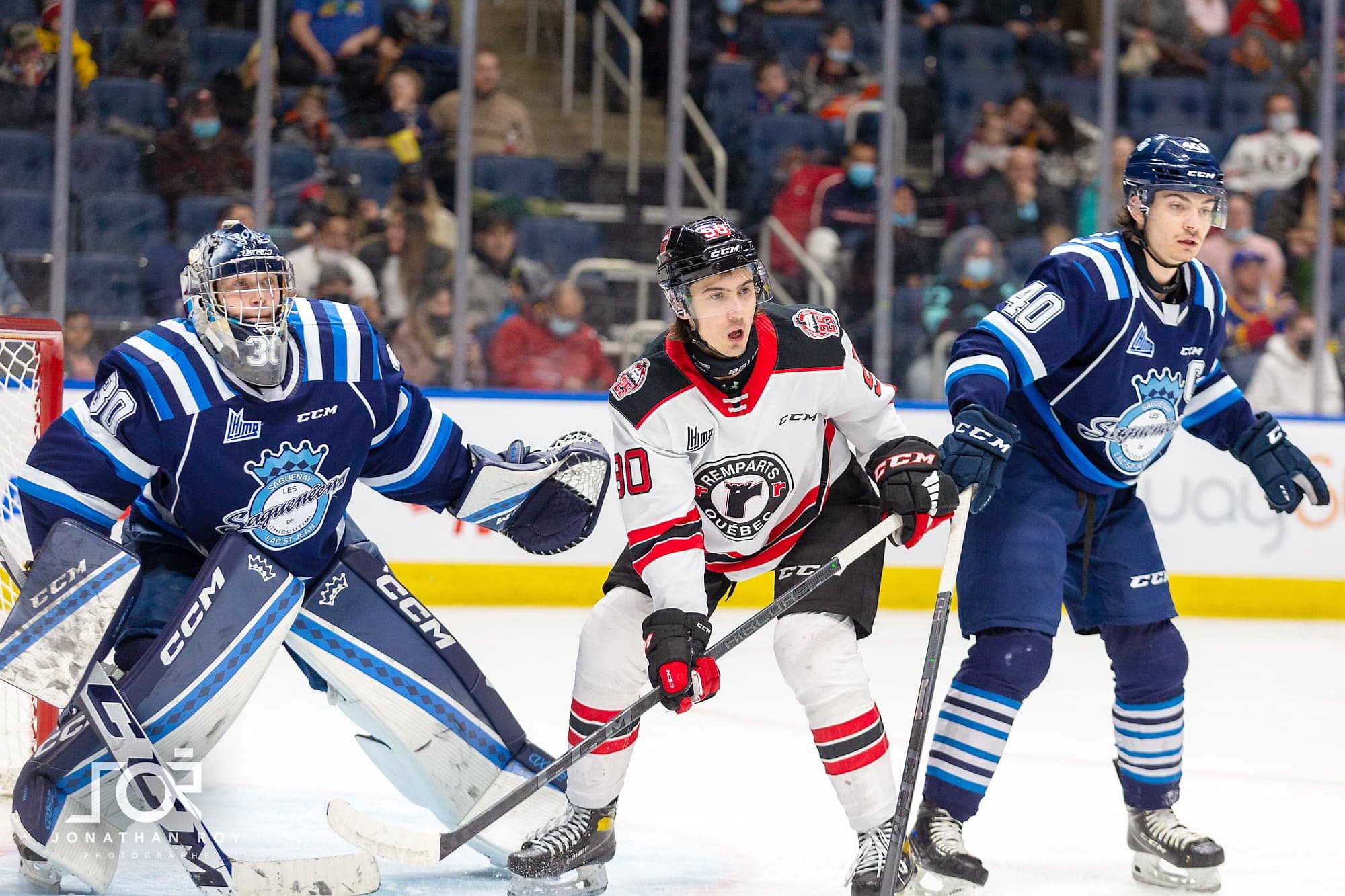 L’attaquant des Remparts Xavier Filion devant le filet des Saguenéens lors du match de samedi, au Centre Vidéotron.