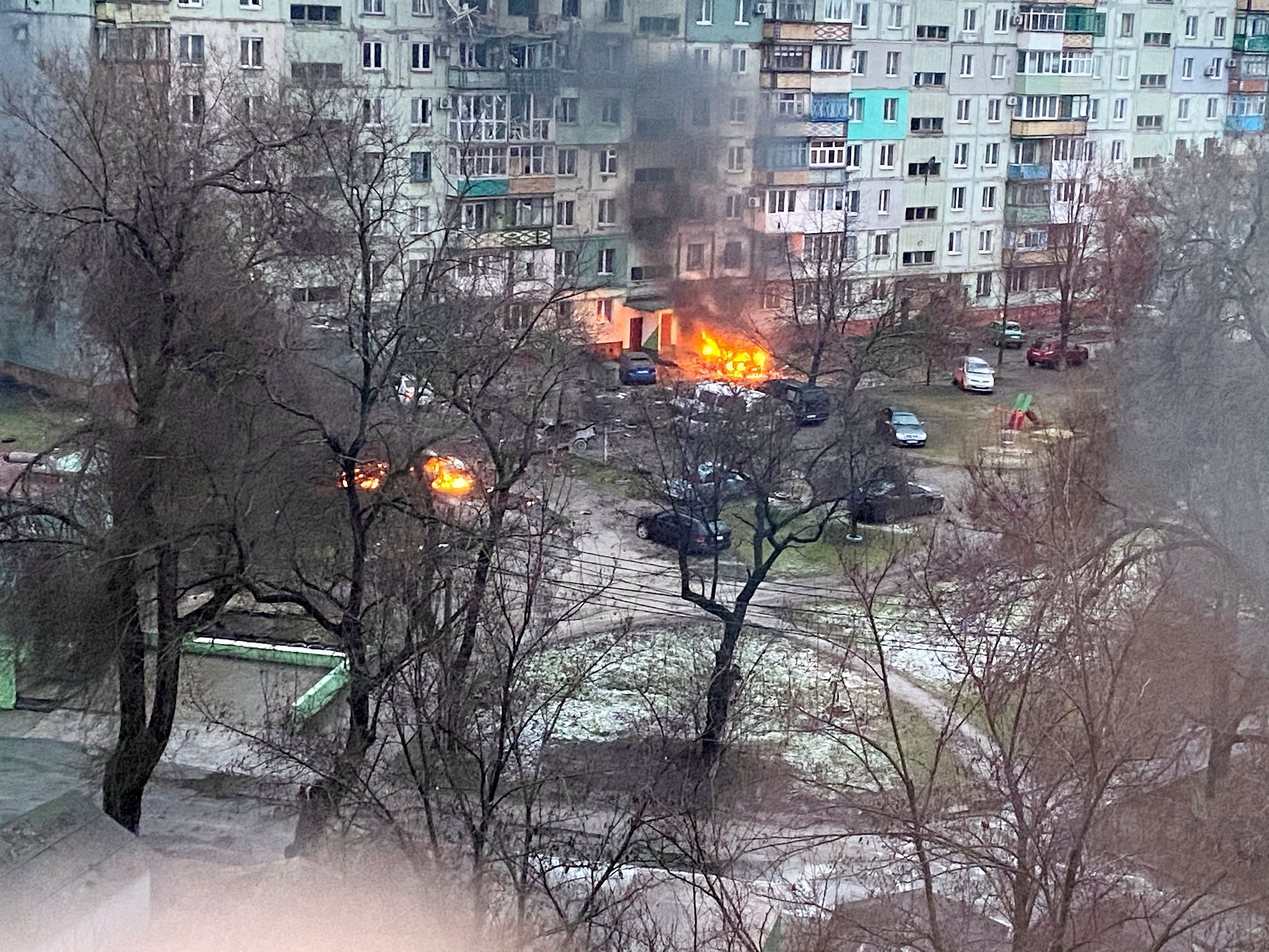 Un bombardement a mis le feu à cet immeuble résidentiel de Marioupol, montrant bien que l’armée russe n’a pas respecté un accord de cessez-le-feu qui devait permettre l’évacuation de la ville.