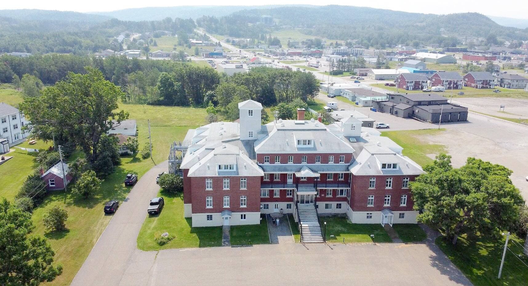 L'ancien couvent des Sœurs de Saint-Paul de Chartres, un bâtiment de 60 000 pieds carrés, permettrait d’accueillir une centaine de réfugiés dans la petite communauté de Sainte-Anne-des-Monts, en Gaspésie.