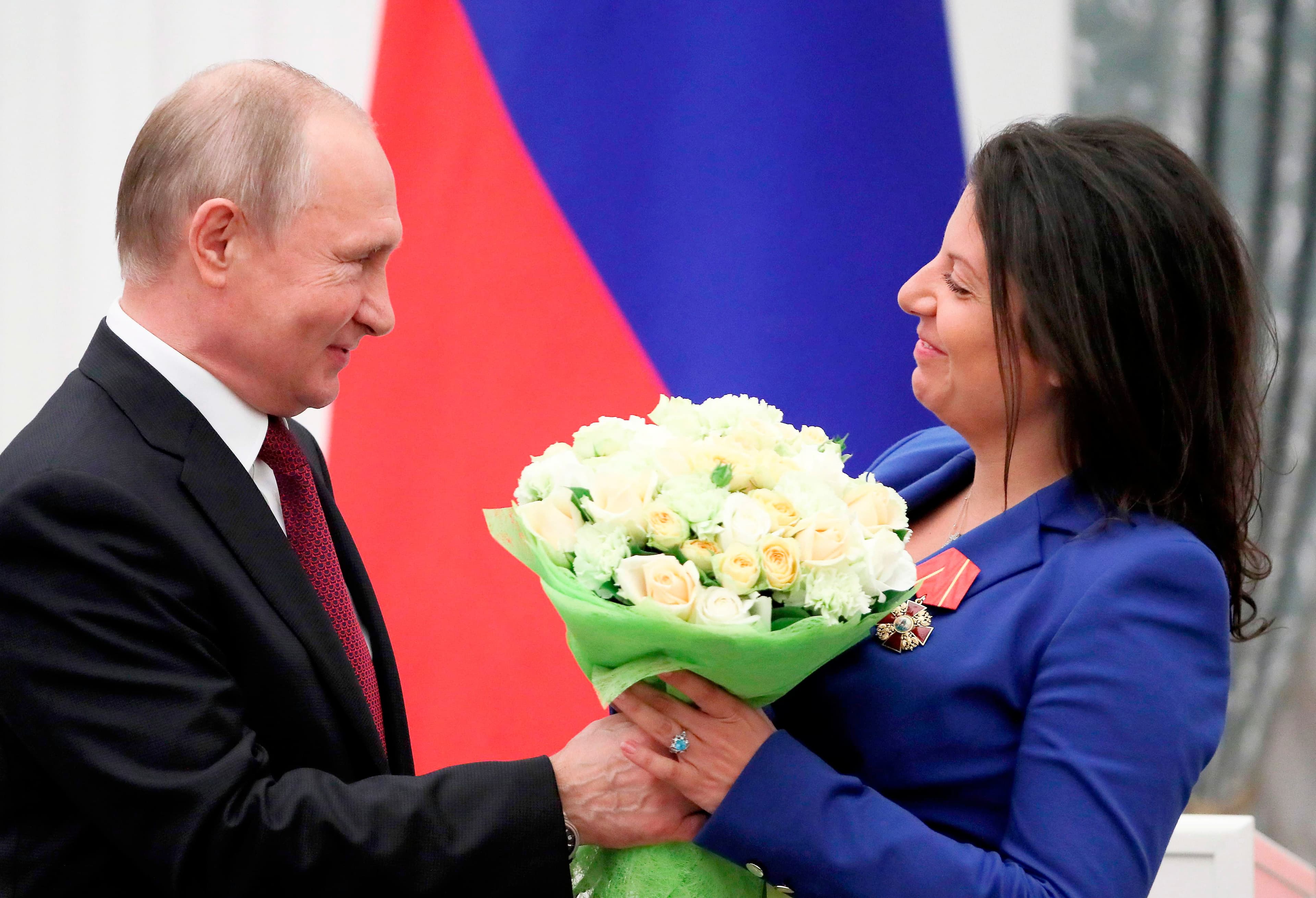 Vladimir Poutine avait remis des fleurs et un prix honorifique à Margarita Simonyan, rédactrice en chef de Russia Today, en 2019.